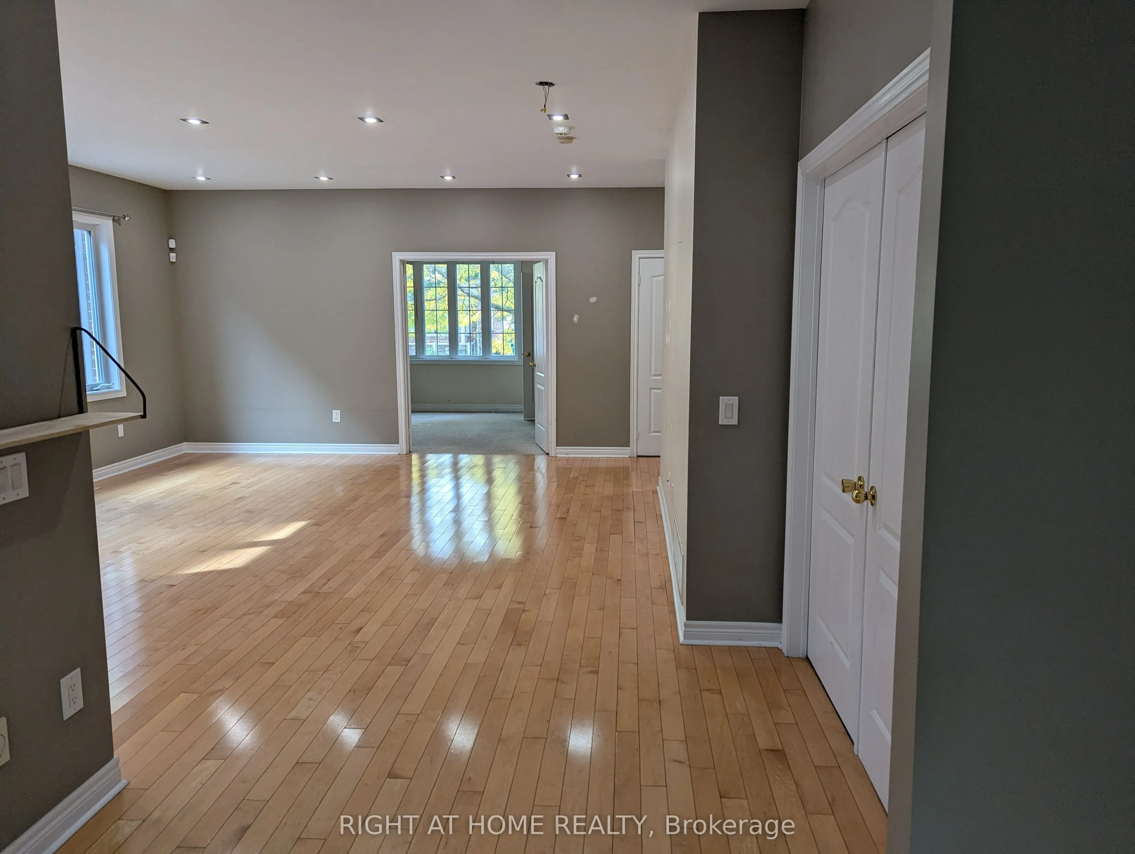 39 Treeline Boulevard
