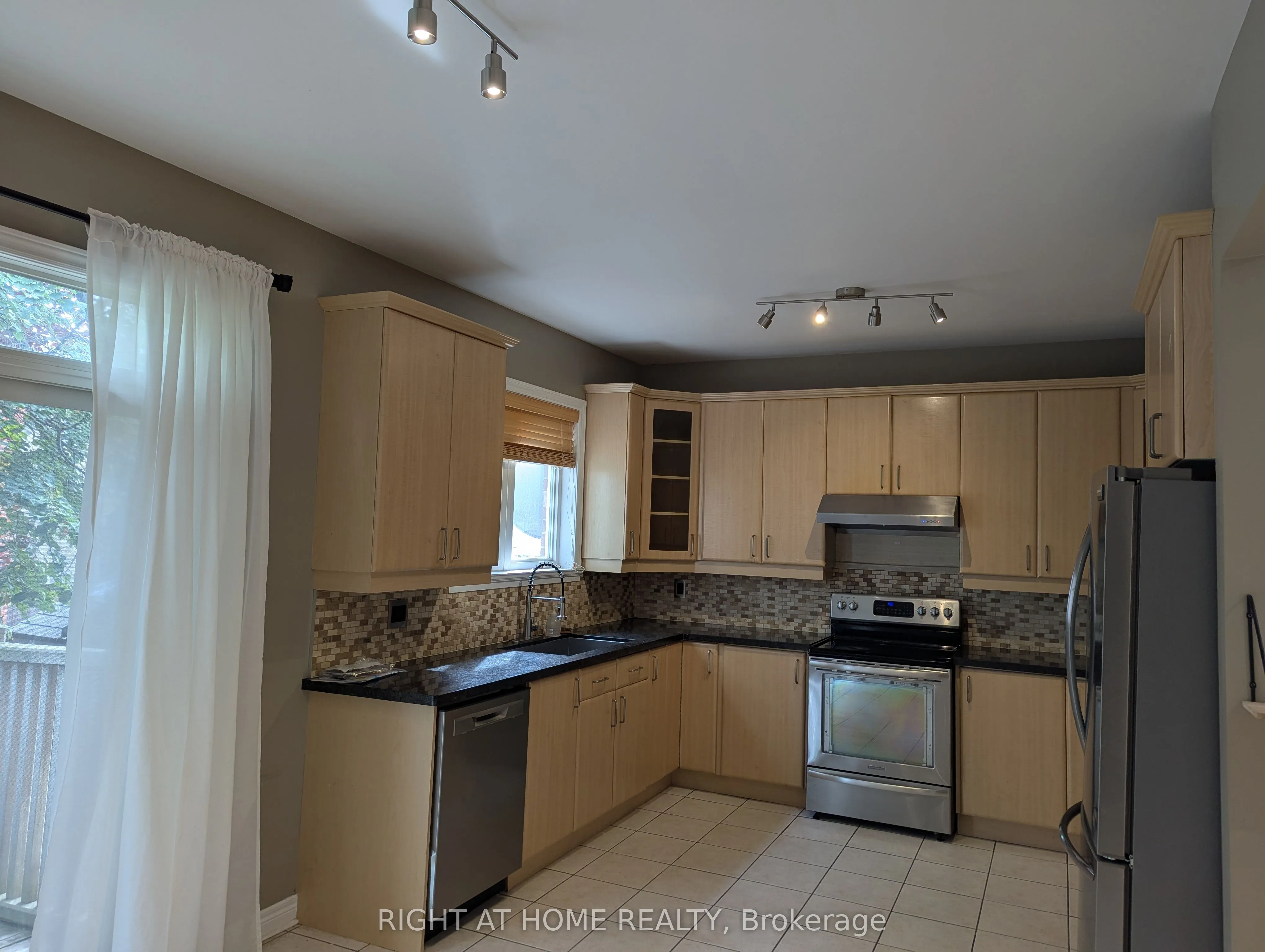 39 Treeline Boulevard
