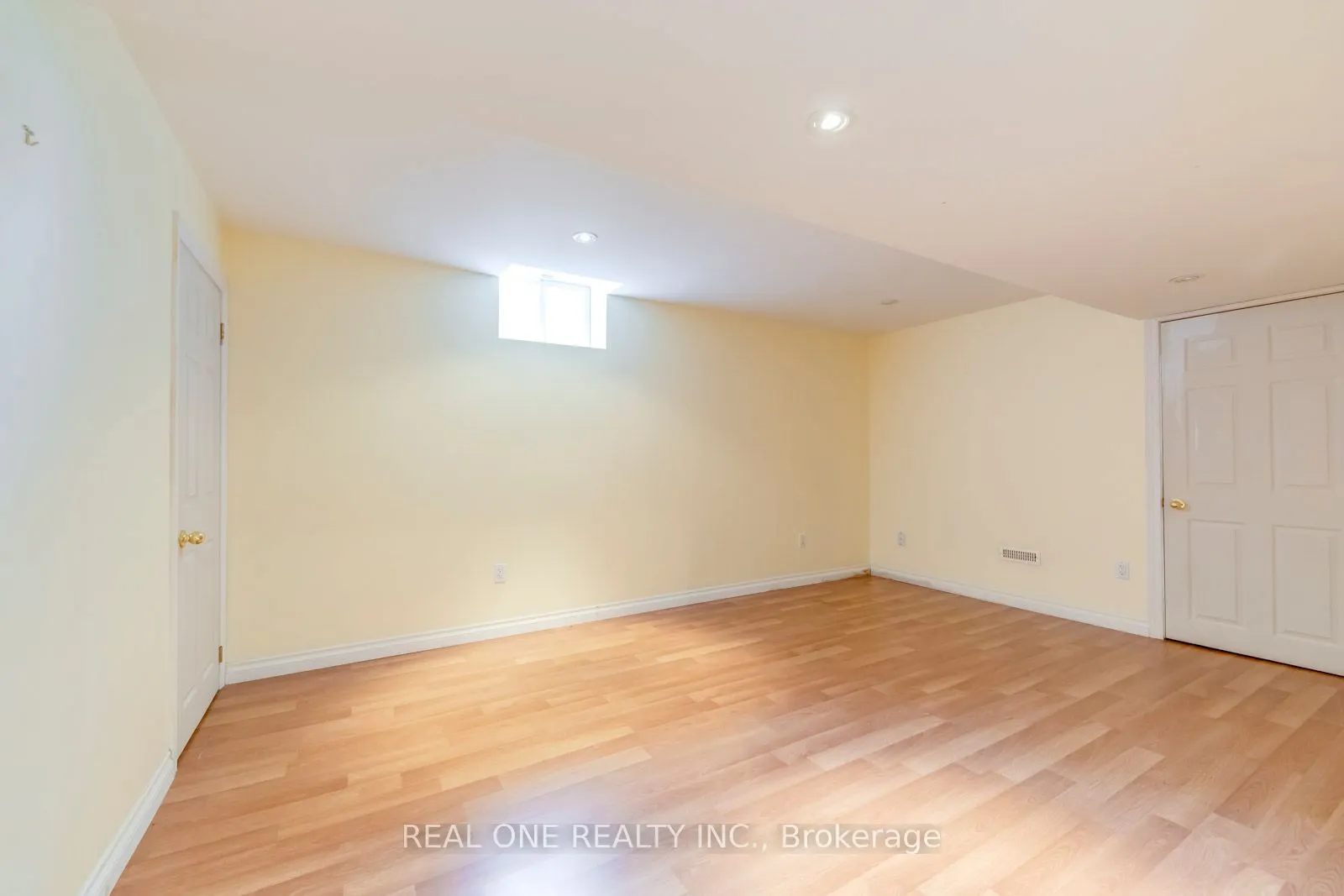 1369 Mapleridge Crescent