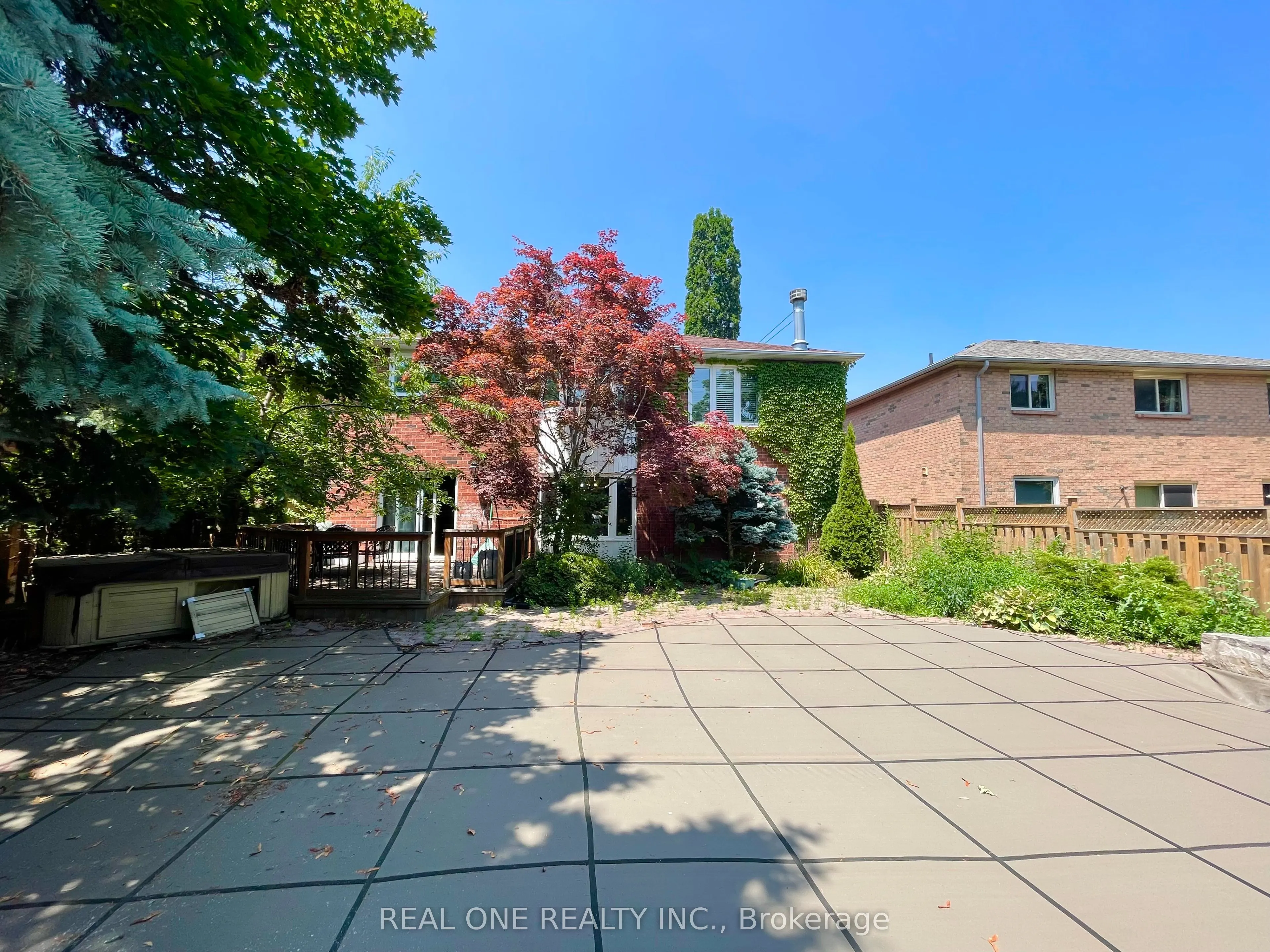1369 Mapleridge Crescent