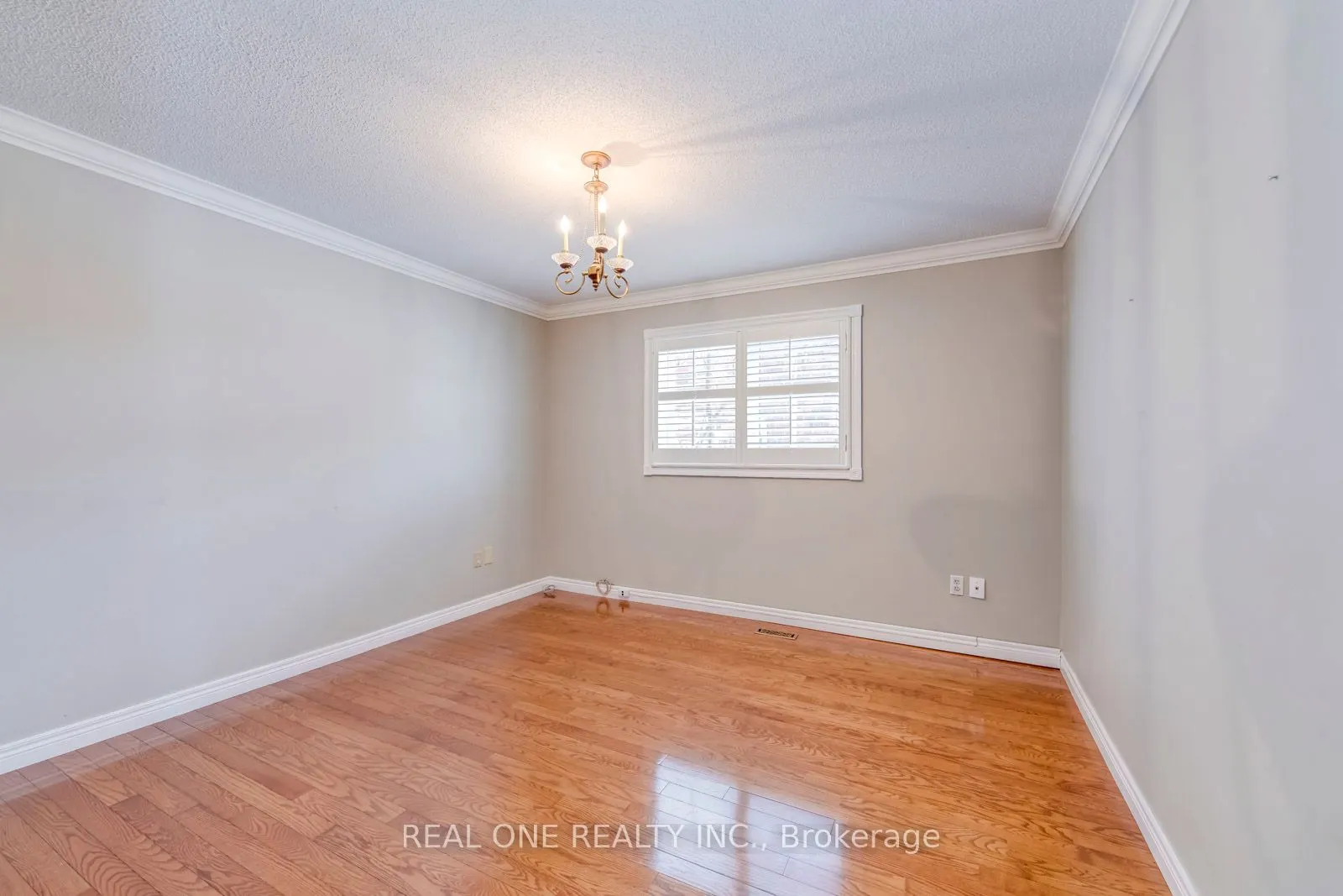 1369 Mapleridge Crescent