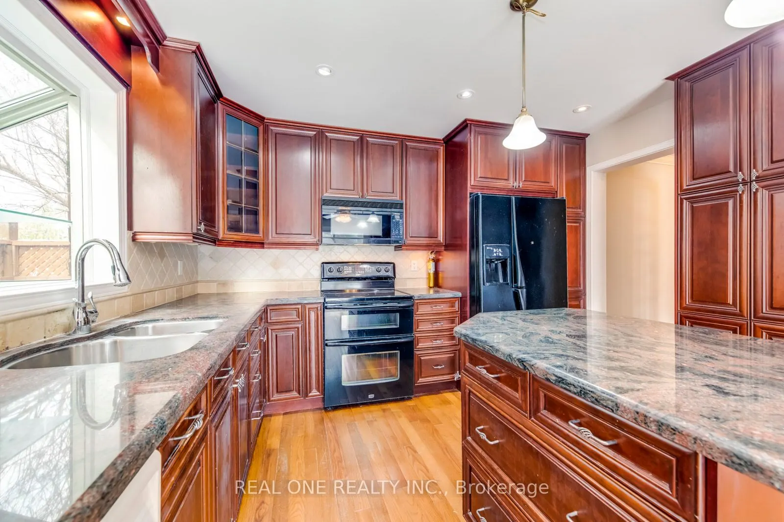 1369 Mapleridge Crescent