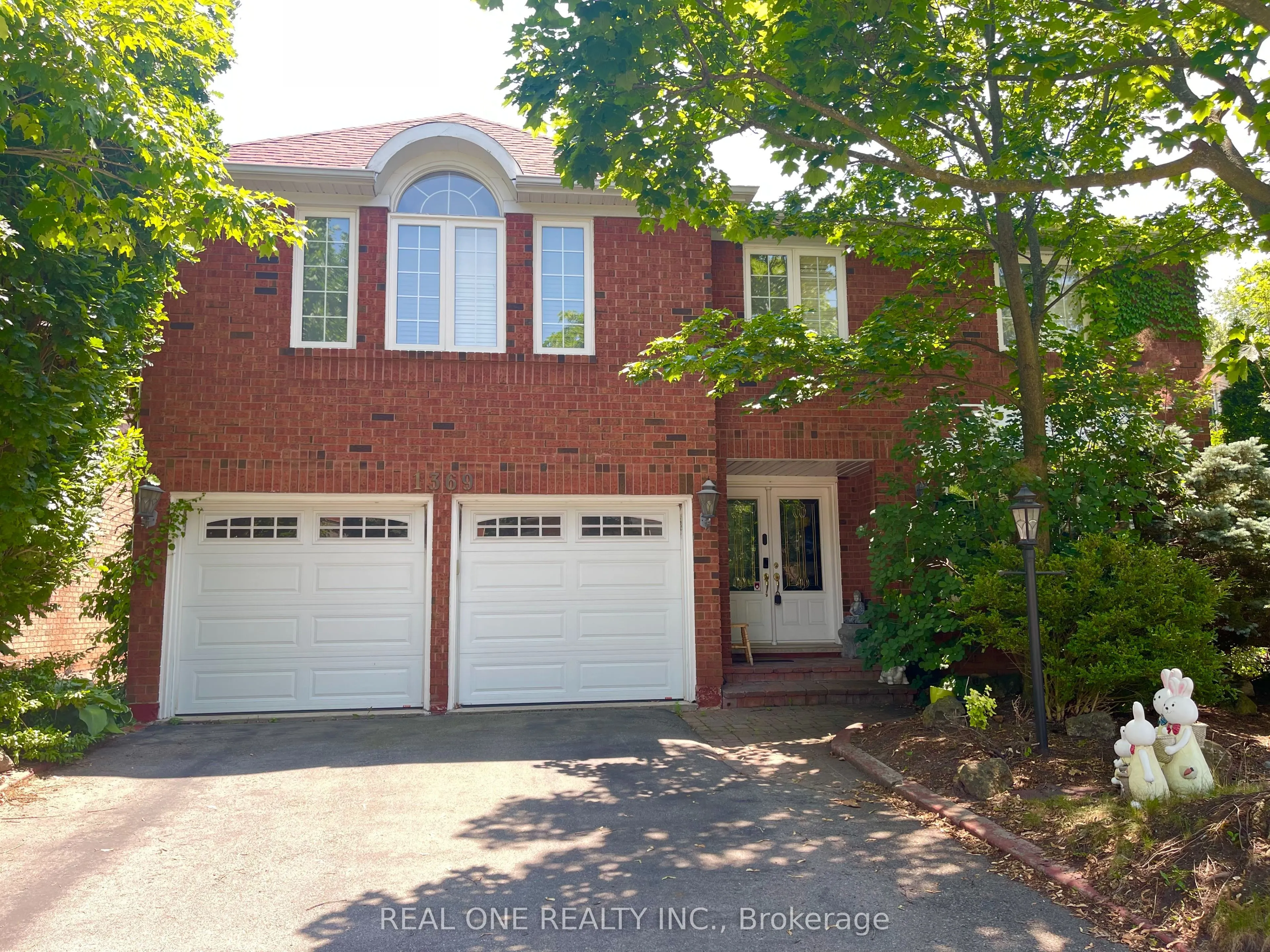 1369 Mapleridge Crescent