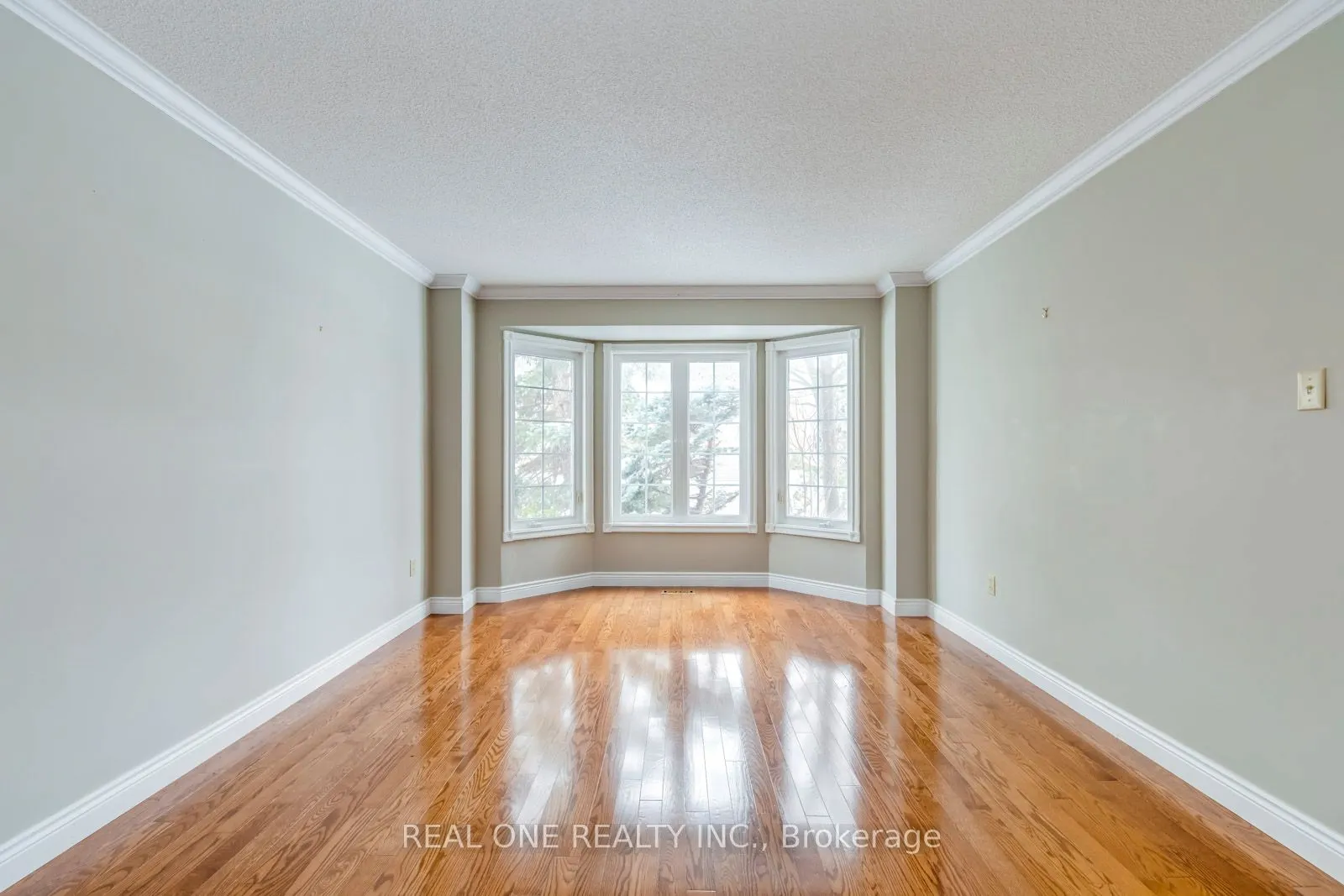 1369 Mapleridge Crescent