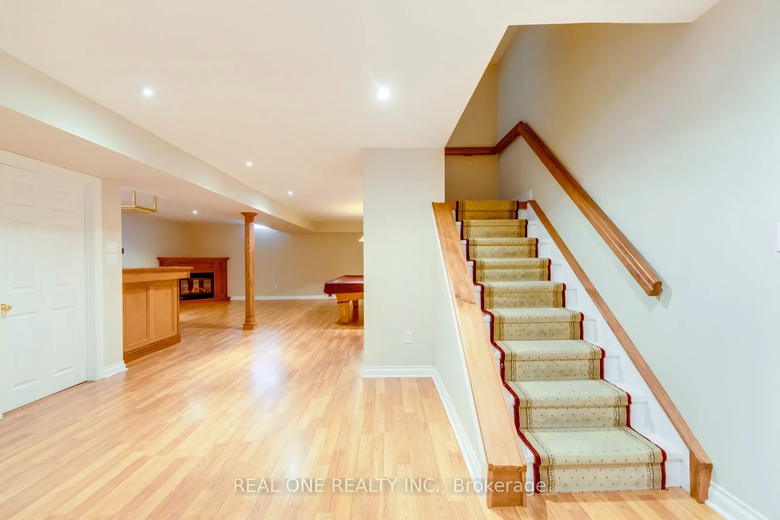 1369 Mapleridge Crescent
