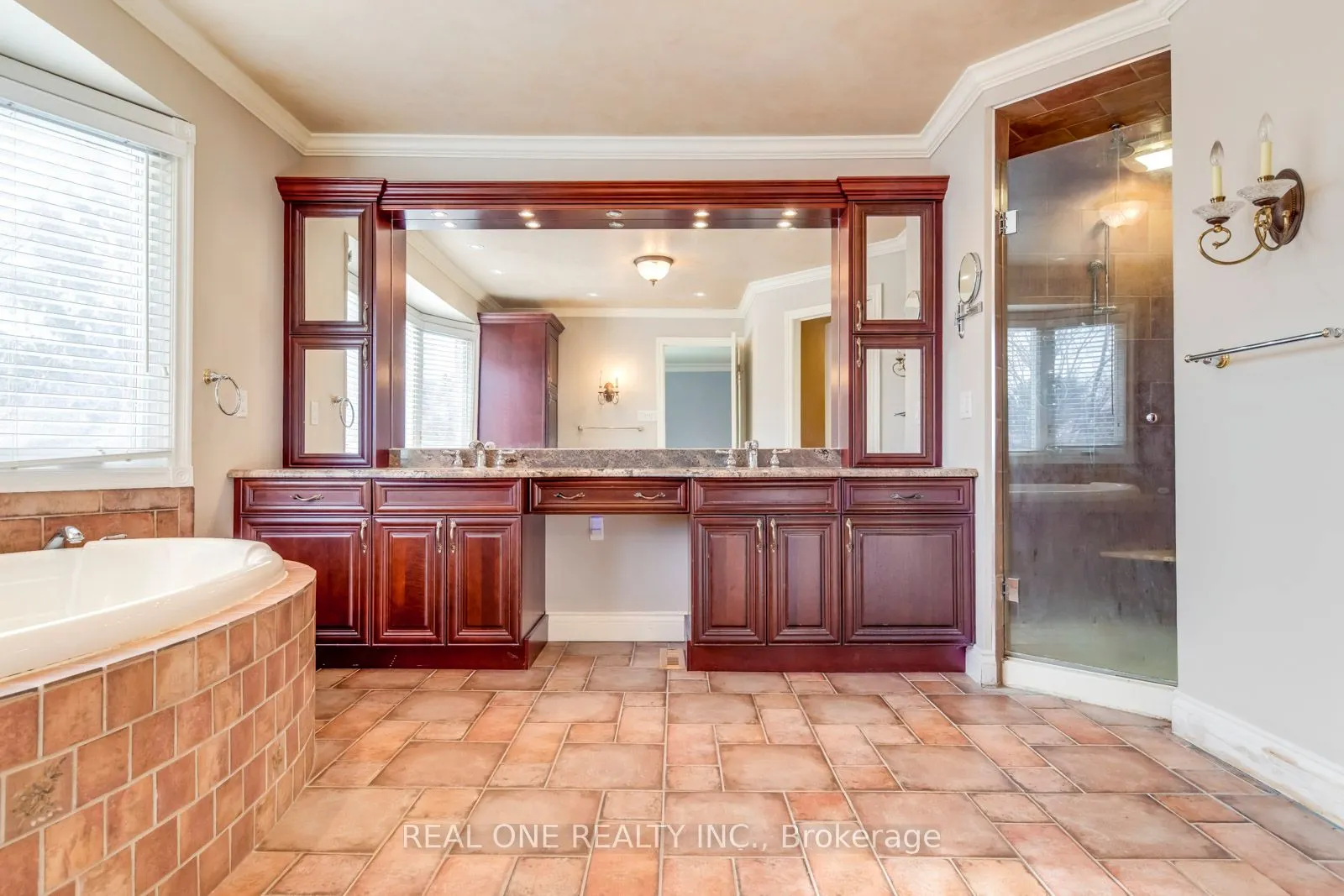 1369 Mapleridge Crescent