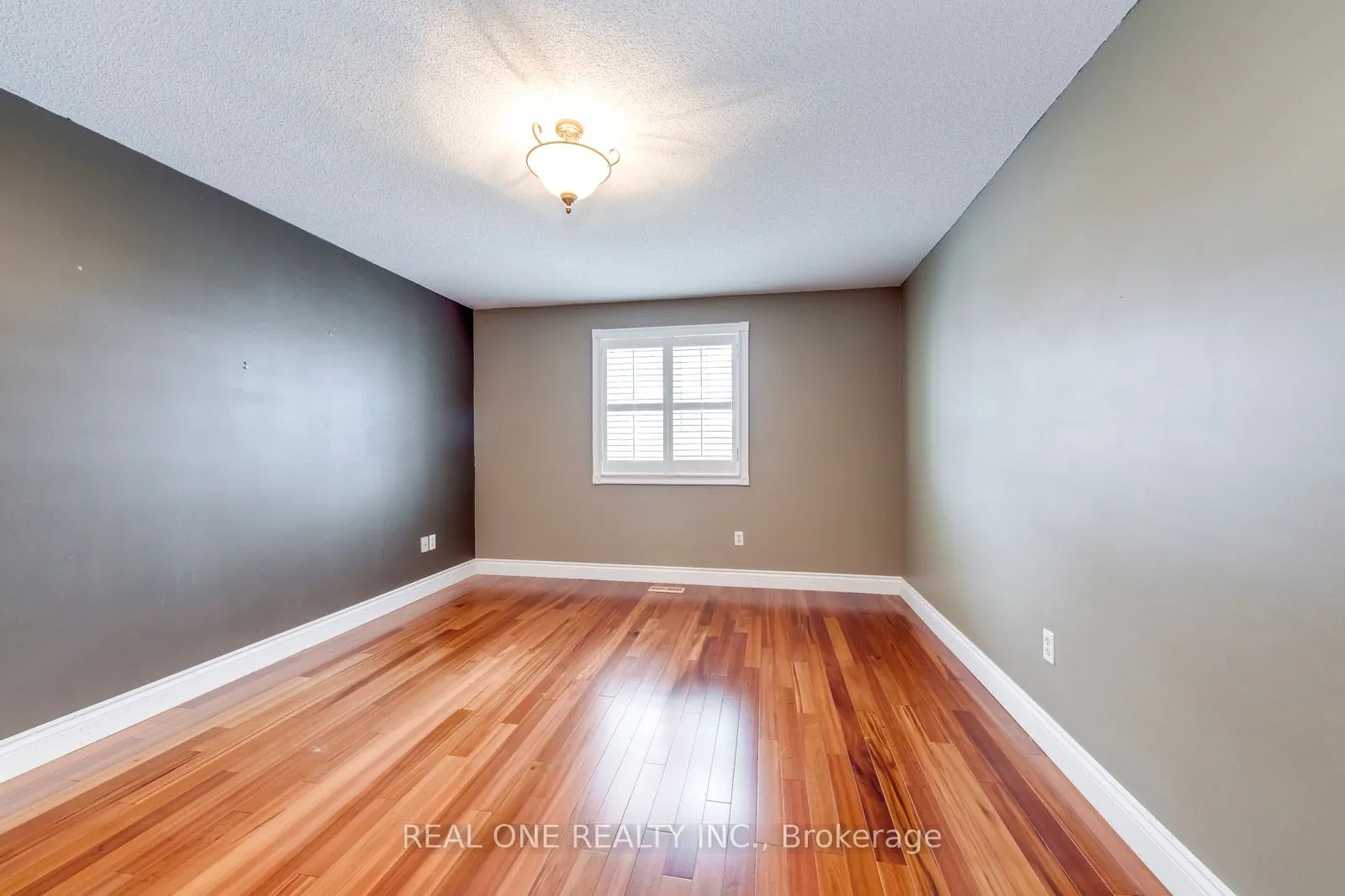 1369 Mapleridge Crescent