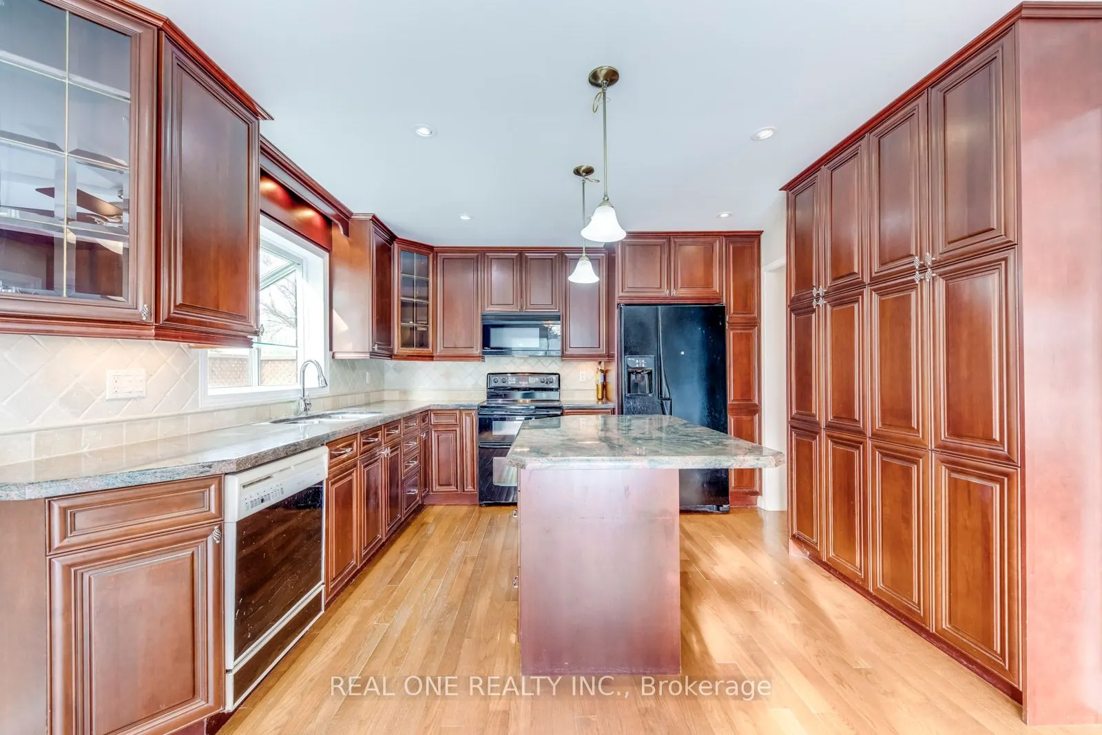 1369 Mapleridge Crescent