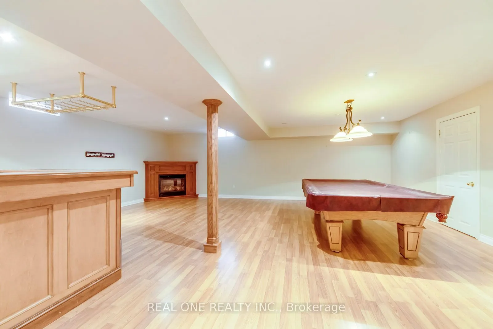 1369 Mapleridge Crescent