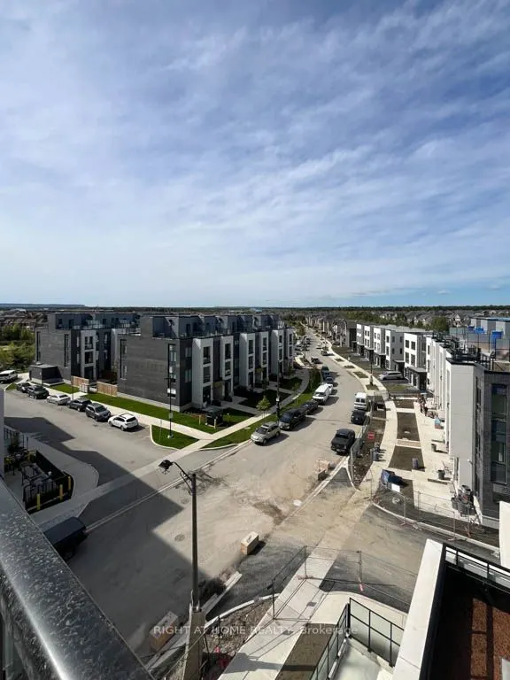 395 Dundas Street W, #528