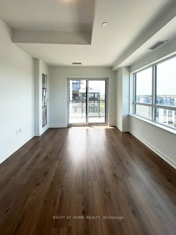 395 Dundas Street W, #528