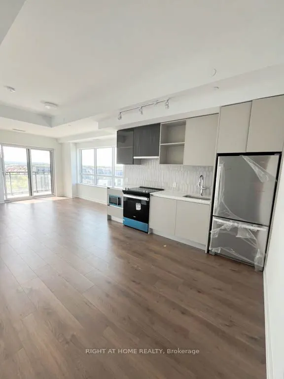 395 Dundas Street W, #528