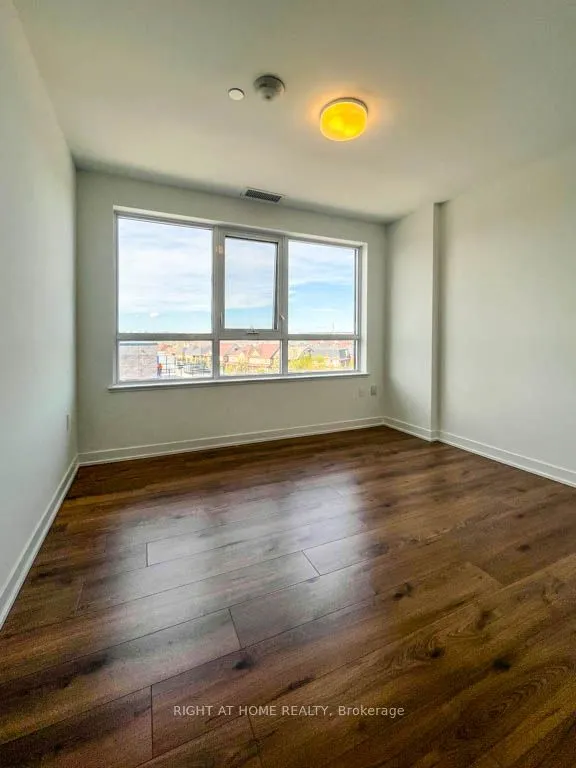 395 Dundas Street W, #528