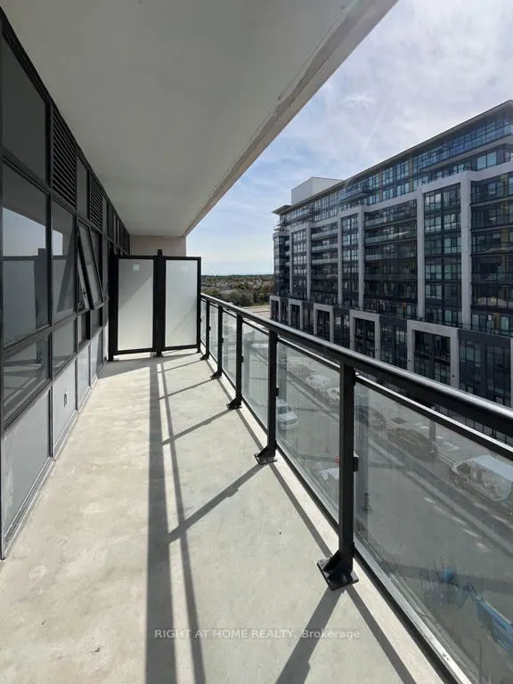 395 Dundas Street W, #528
