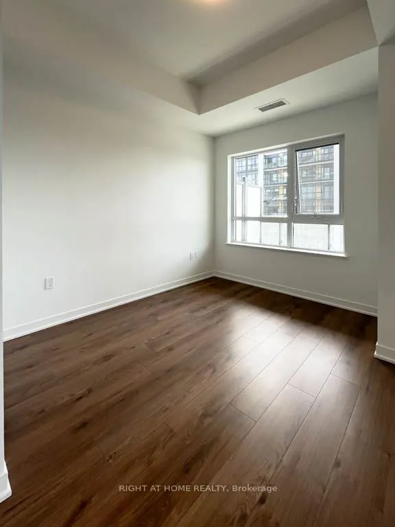 395 Dundas Street W, #528