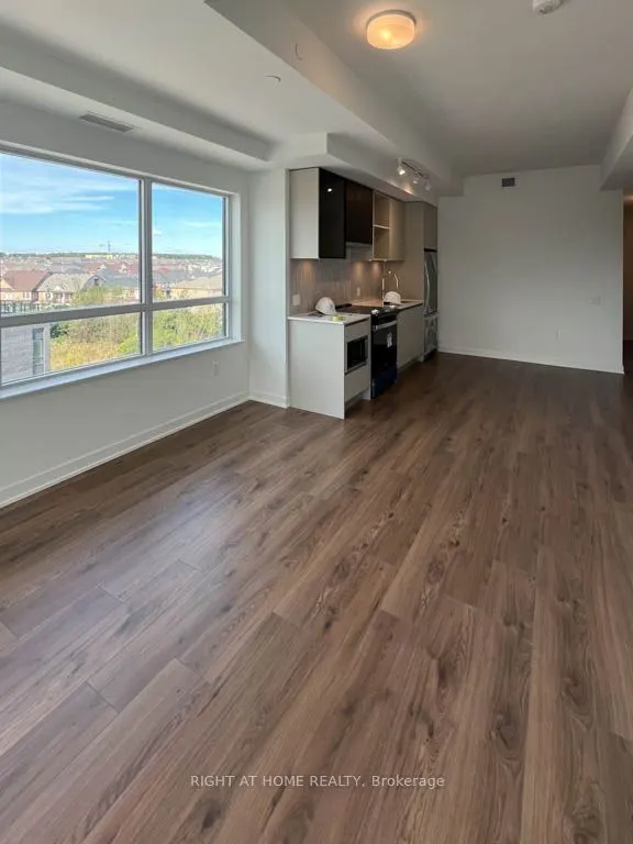 395 Dundas Street W, #528