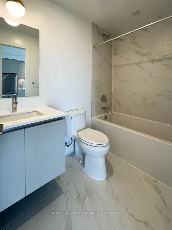395 Dundas Street W, #528