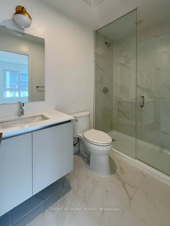 395 Dundas Street W, #528