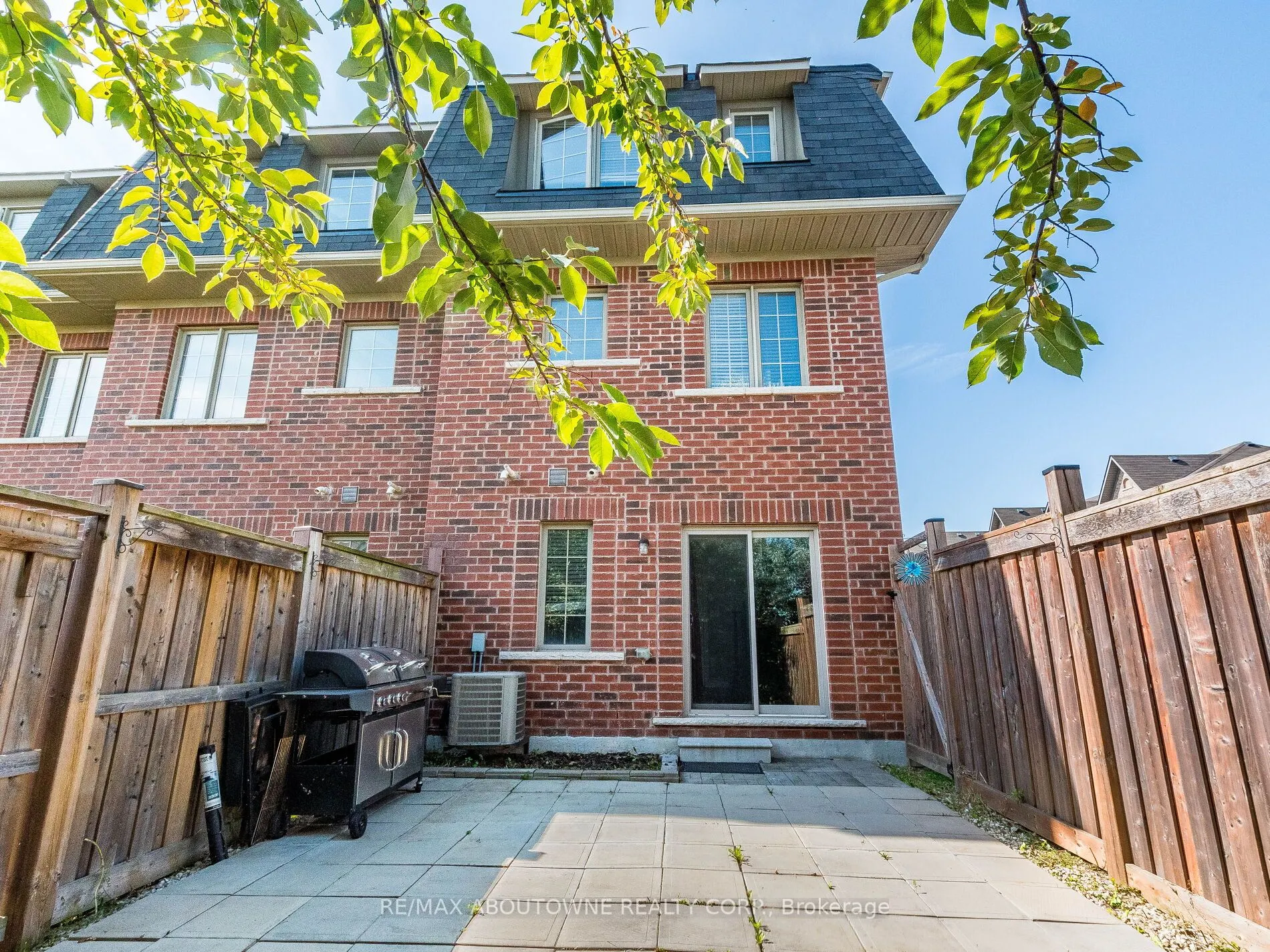 1382 Granrock Crescent