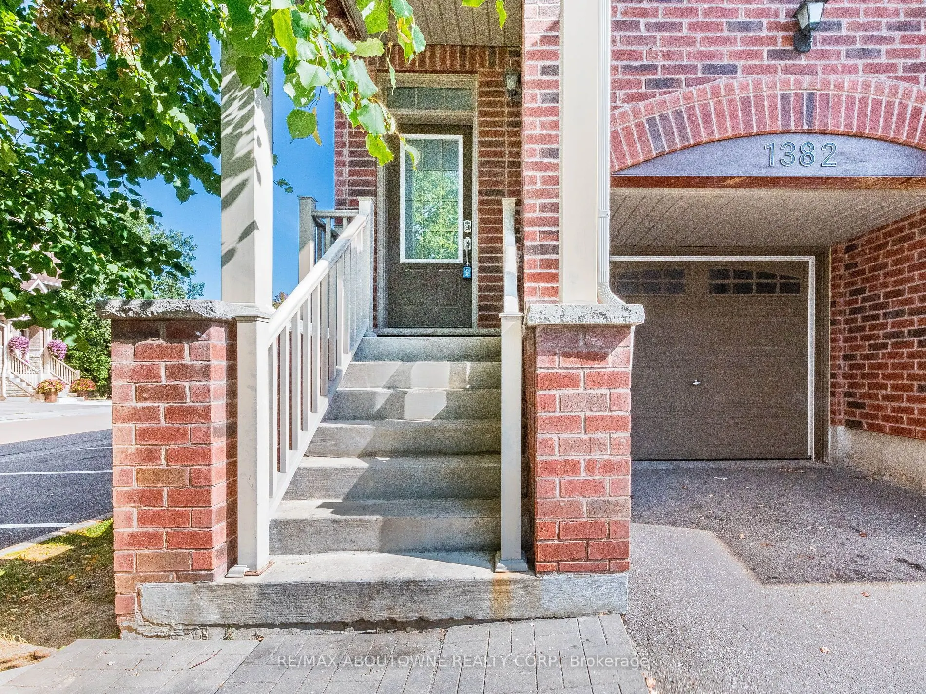1382 Granrock Crescent