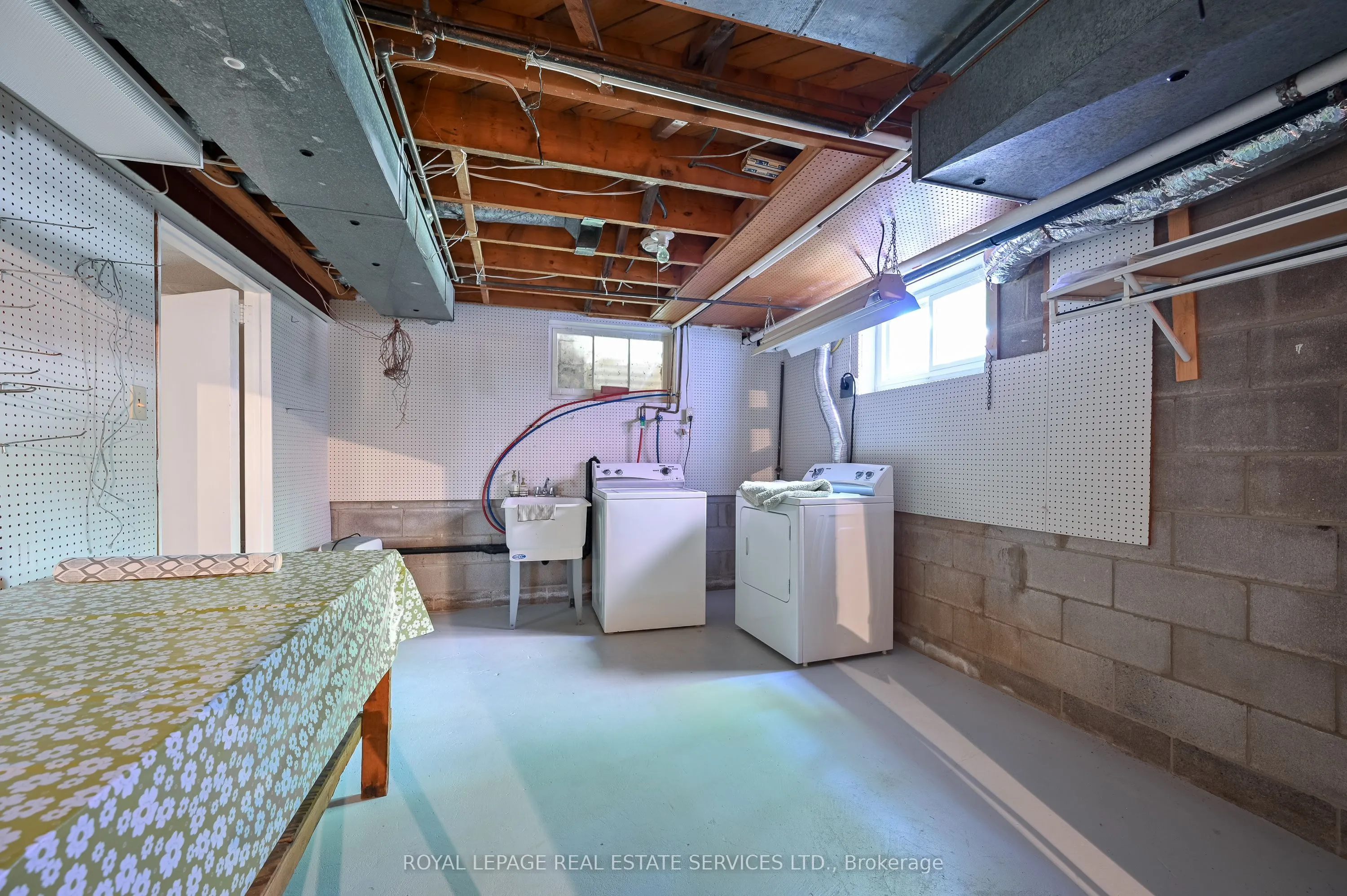 2471 Meadowood Crescent