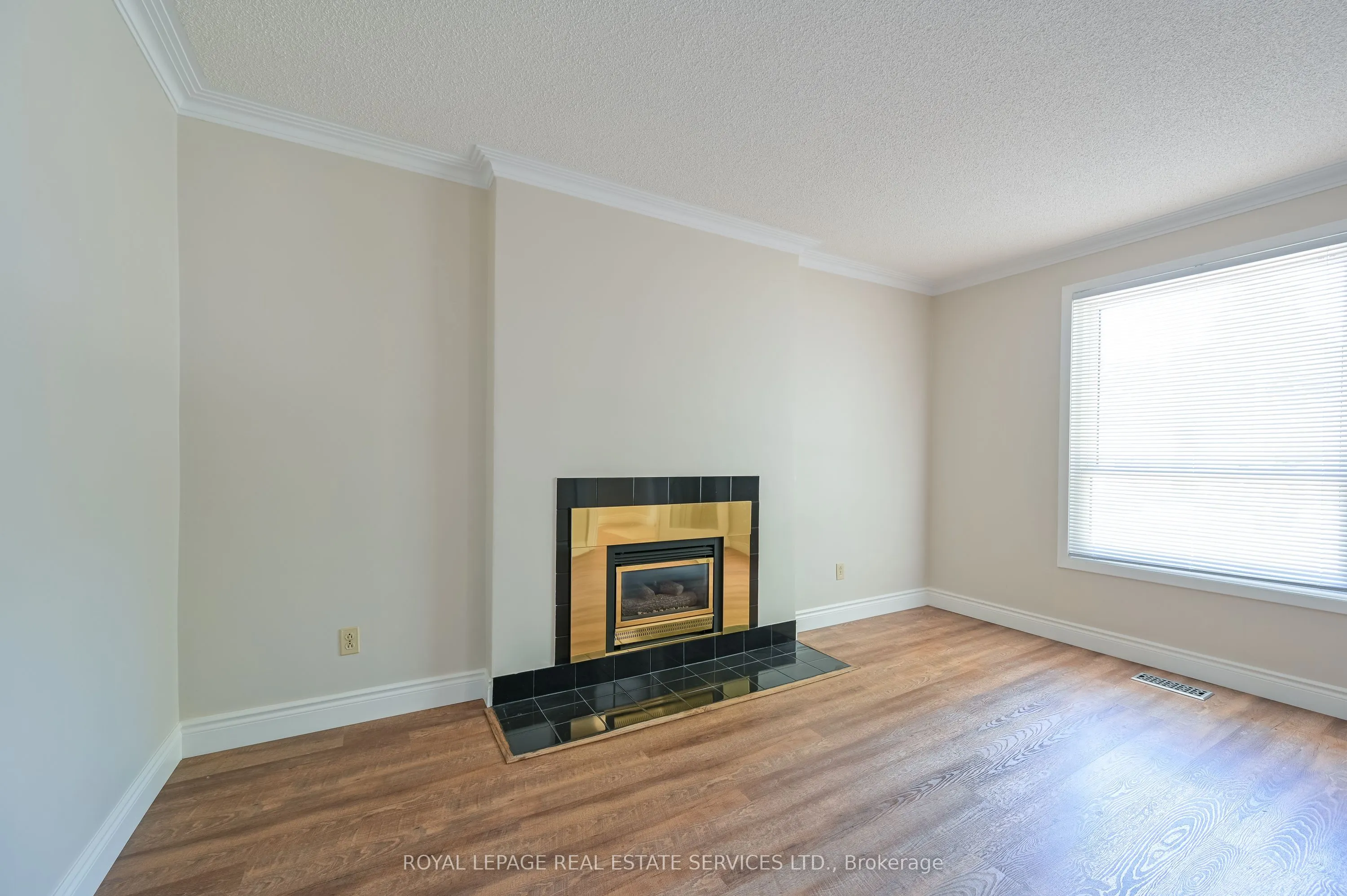 2471 Meadowood Crescent