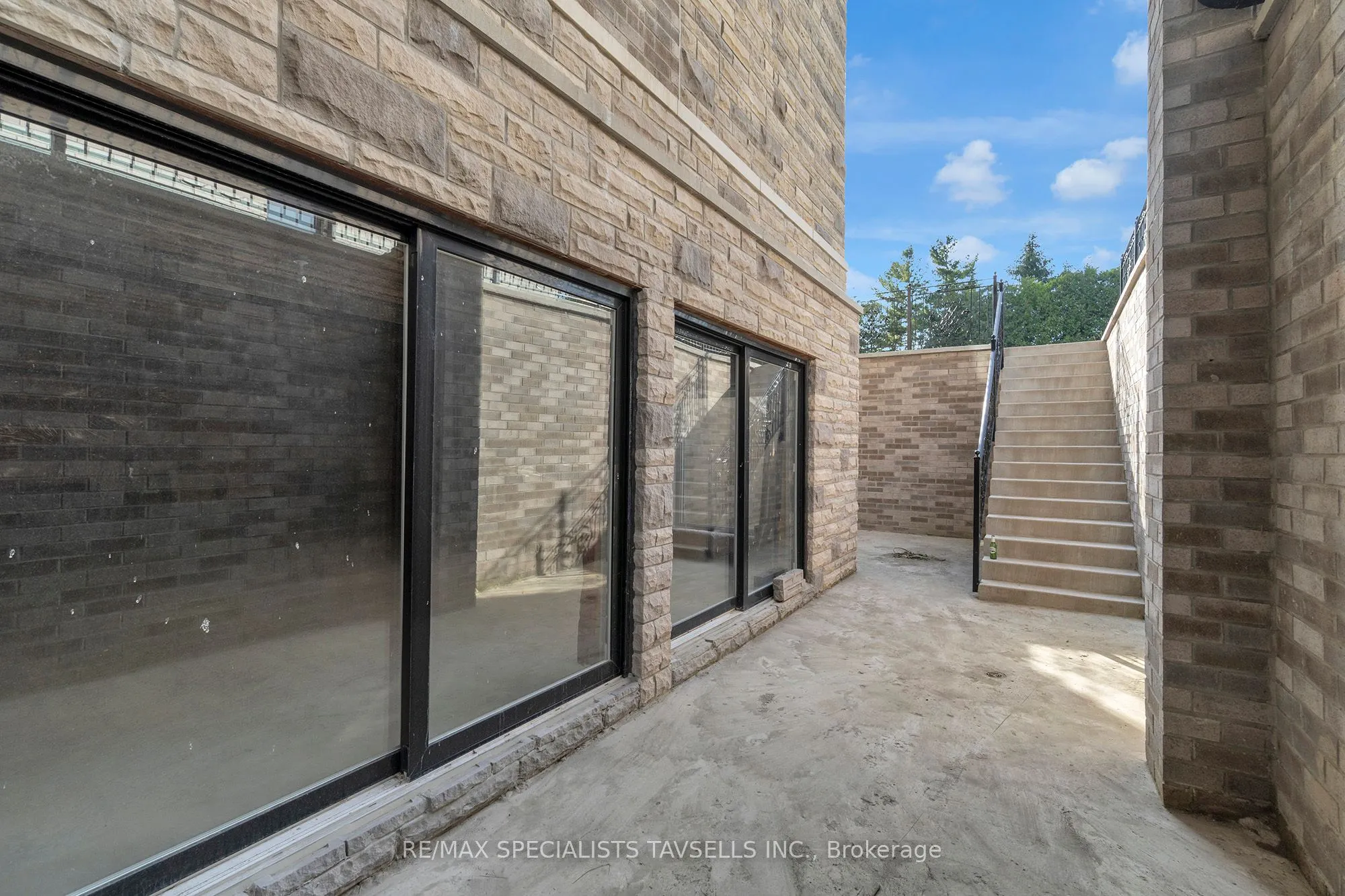 2882 CHARLESTON Side Road S
