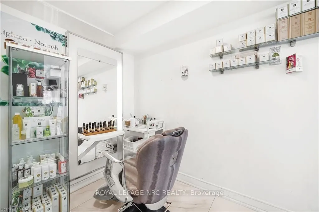559 Lakeshore Road E