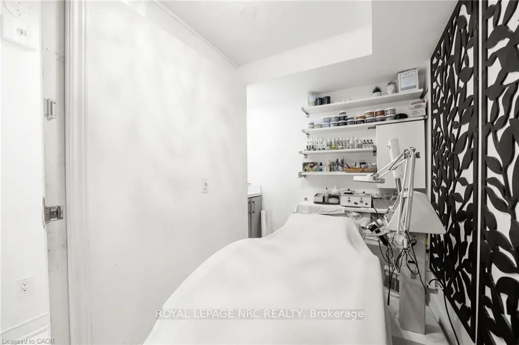 559 Lakeshore Road E