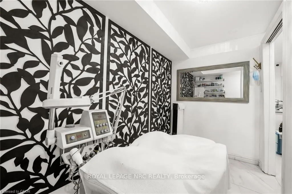 559 Lakeshore Road E