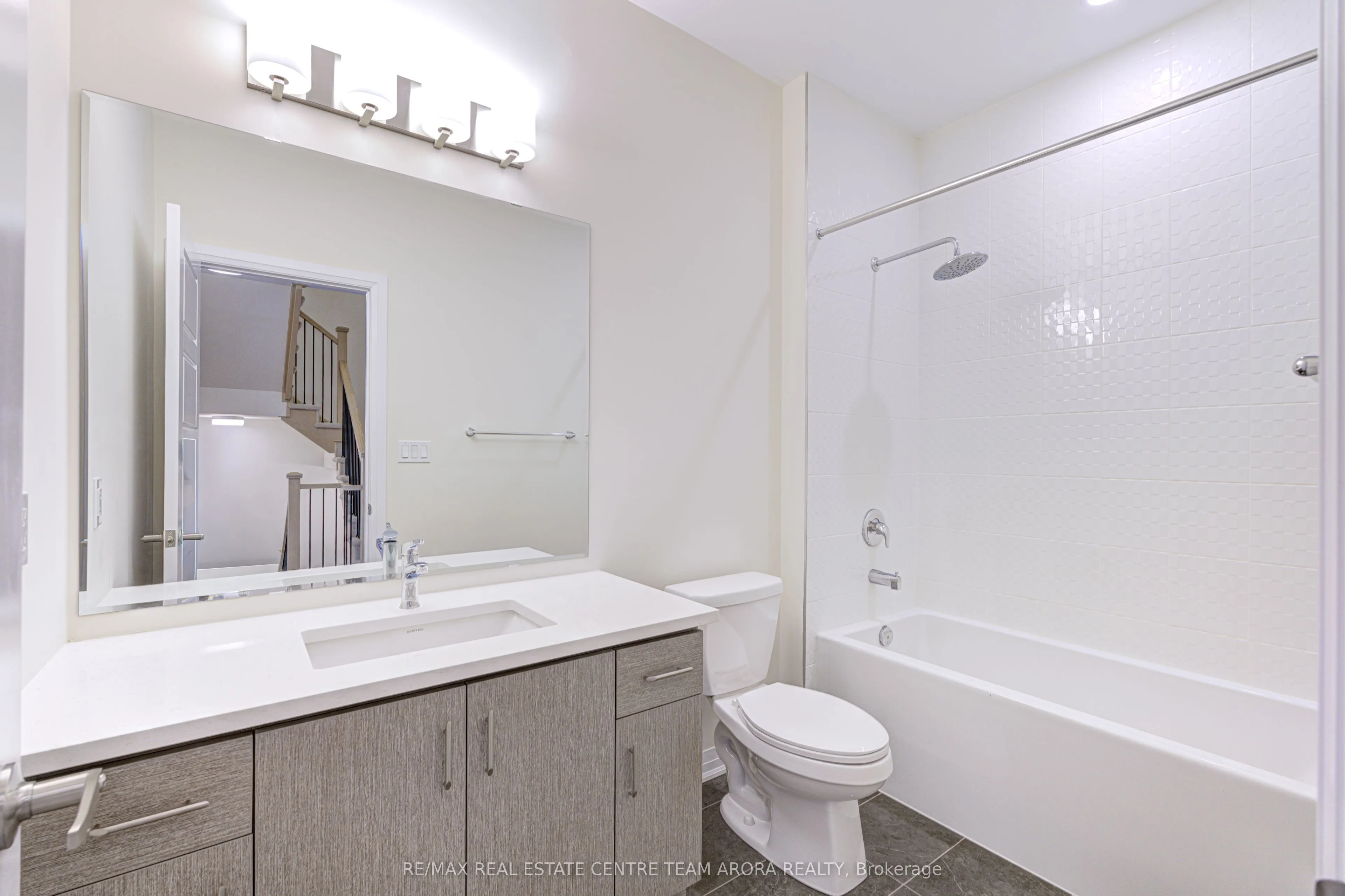 106 Settlers Road E