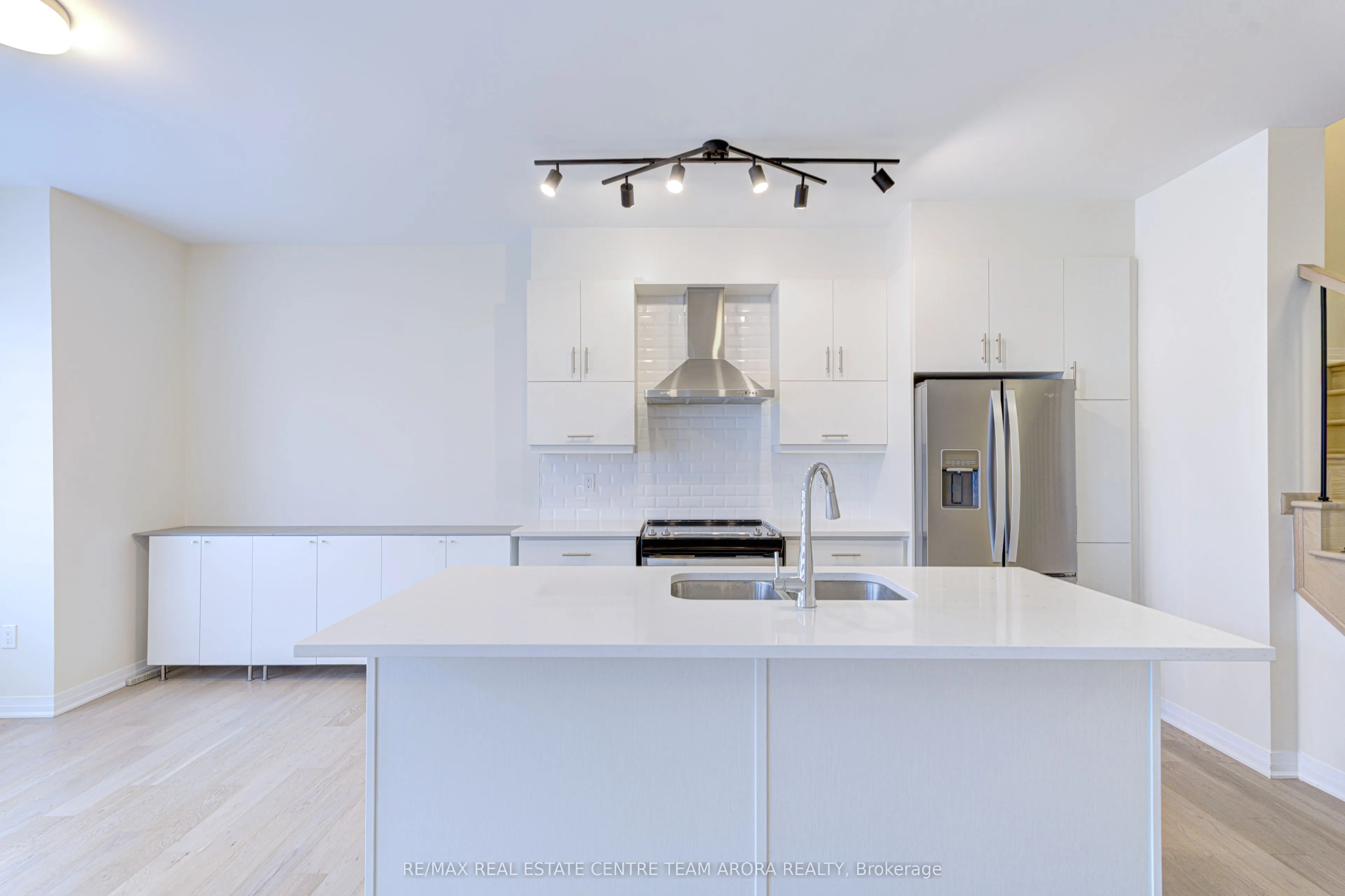 106 Settlers Road E