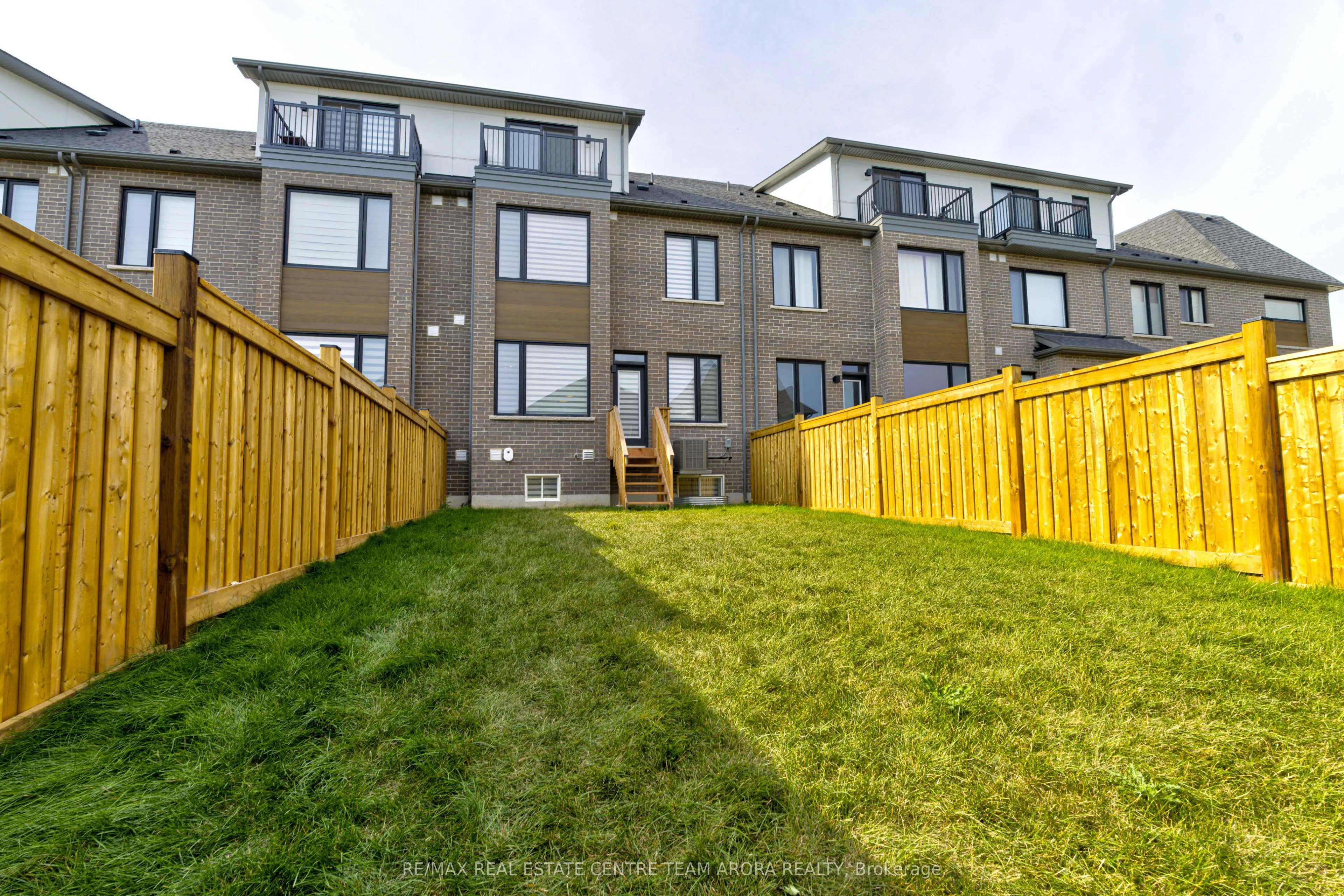 106 Settlers Road E