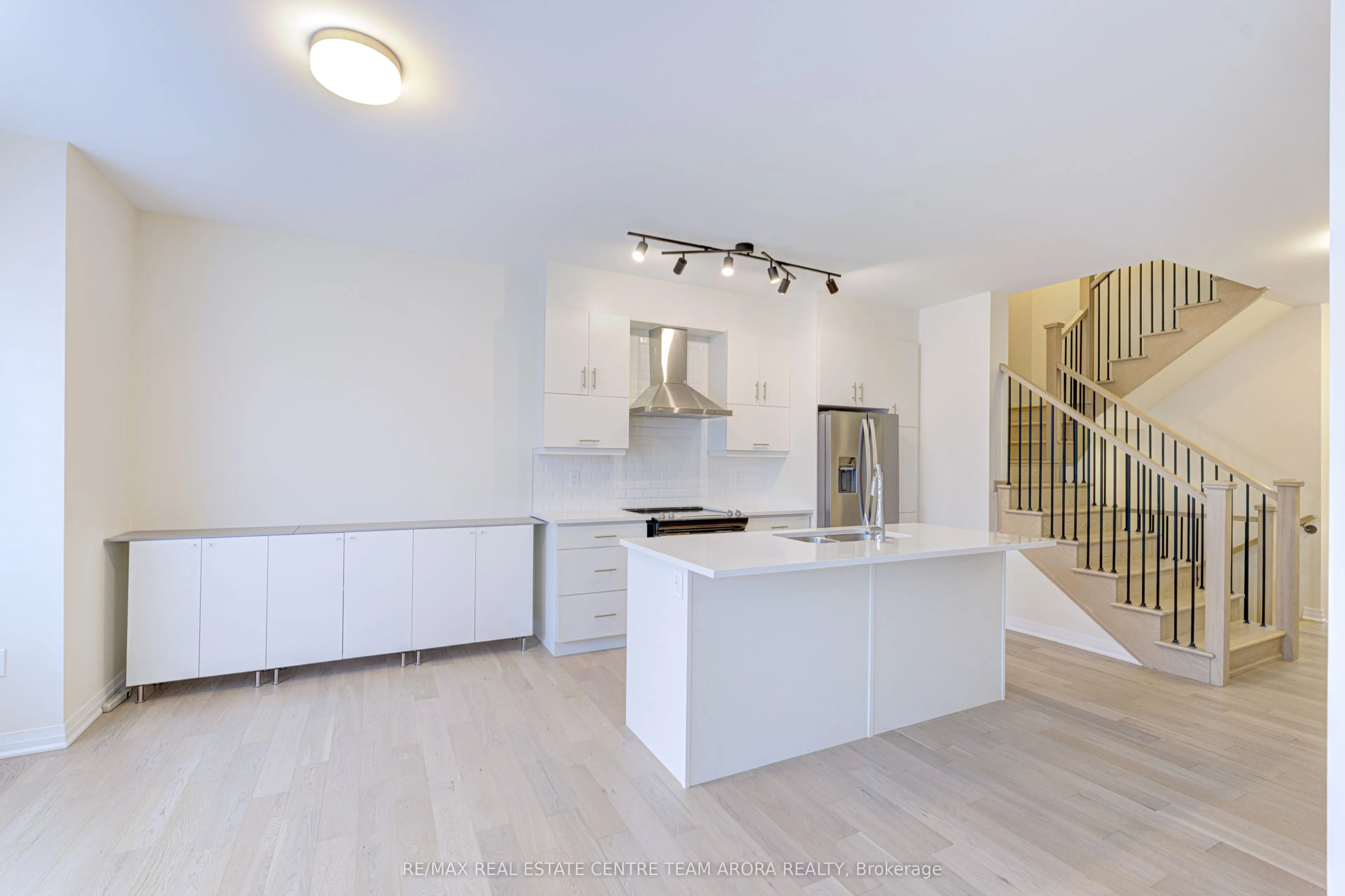 106 Settlers Road E