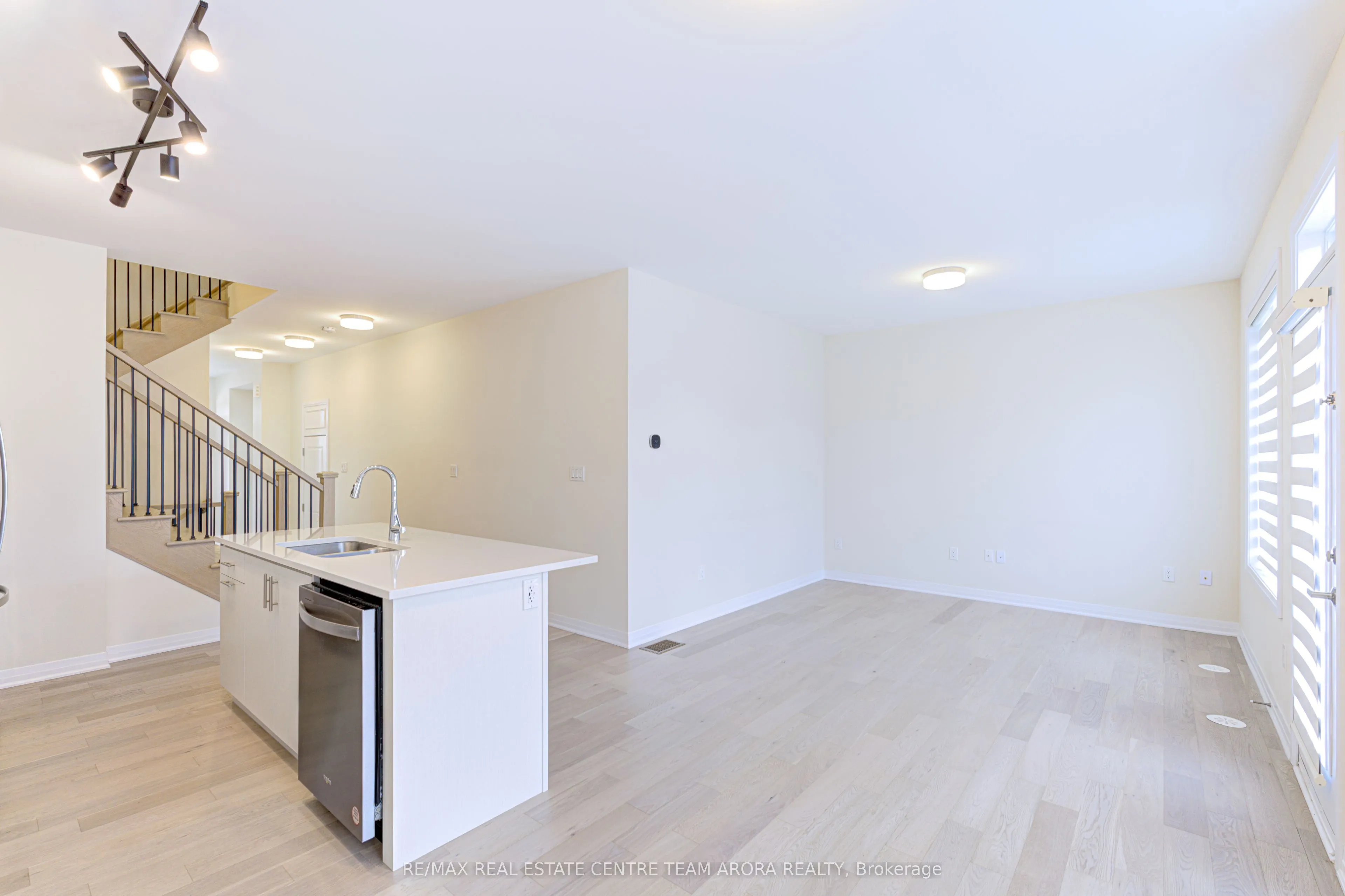 106 Settlers Road E