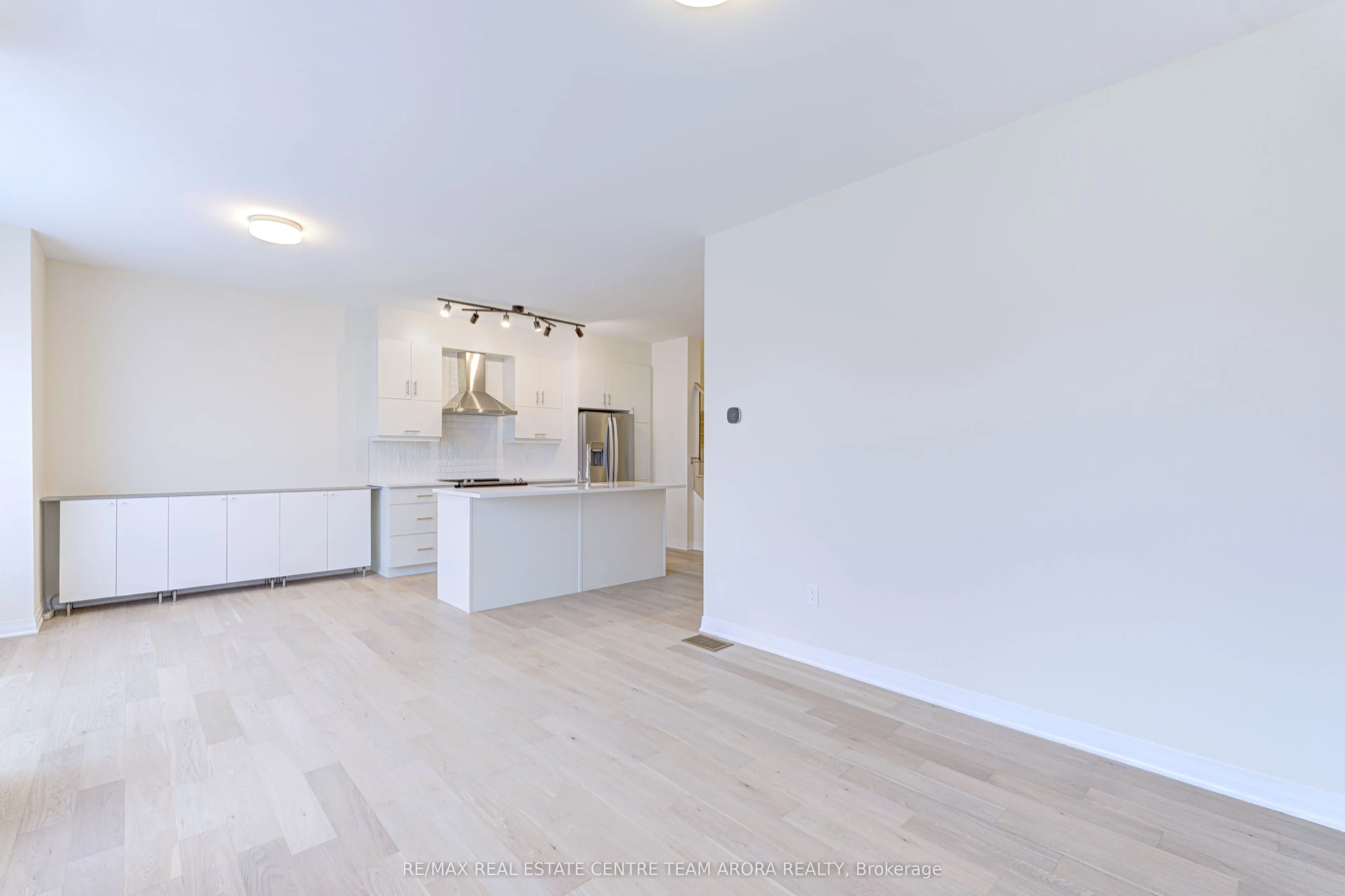 106 Settlers Road E