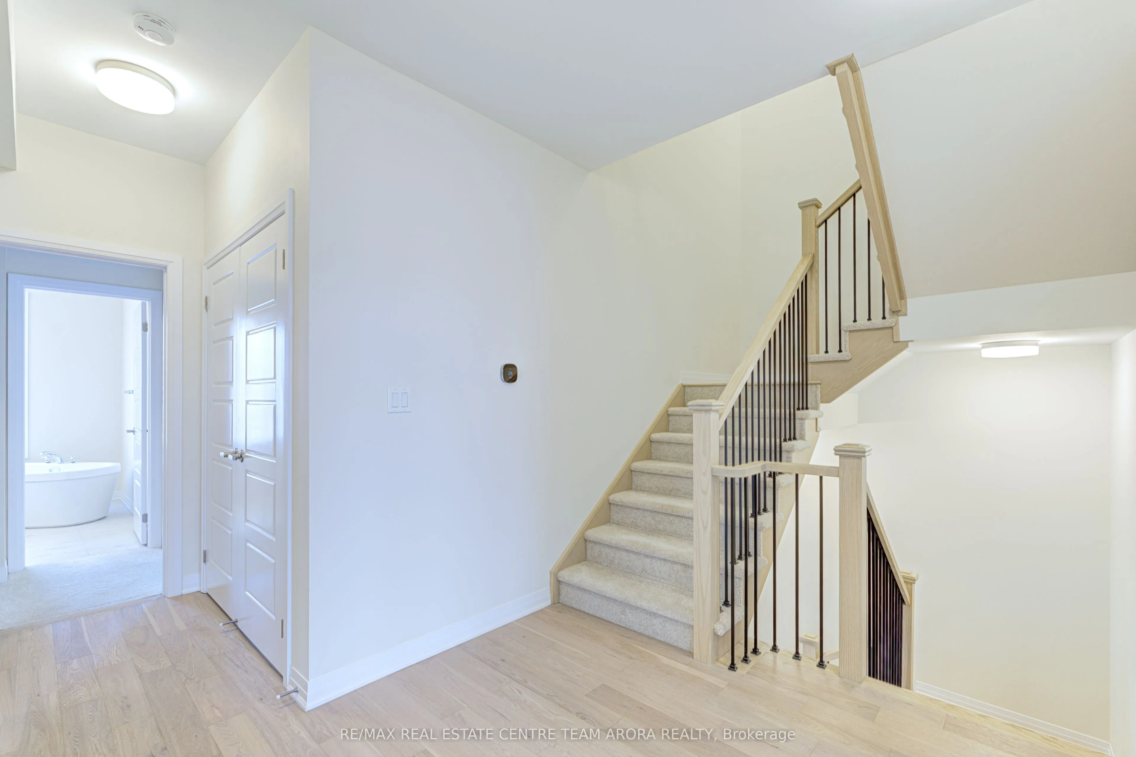 106 Settlers Road E