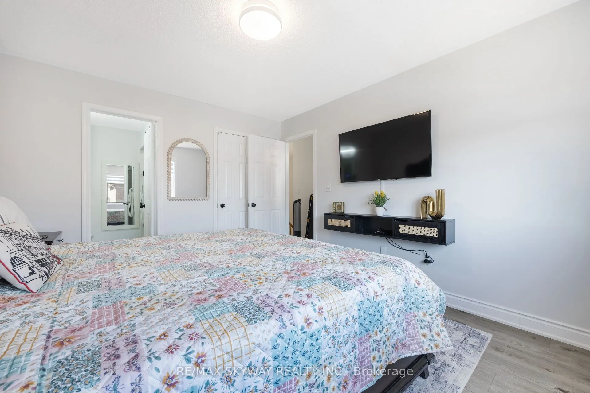 1570 Cartwright Crescent