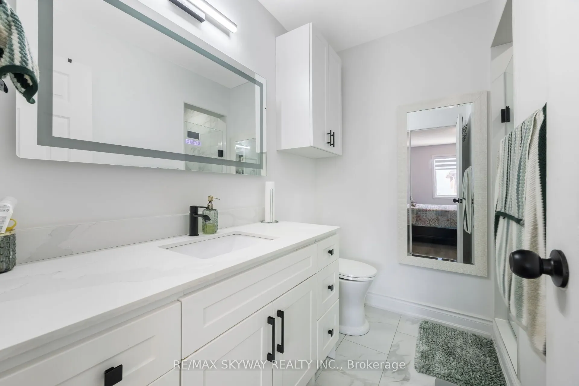 1570 Cartwright Crescent