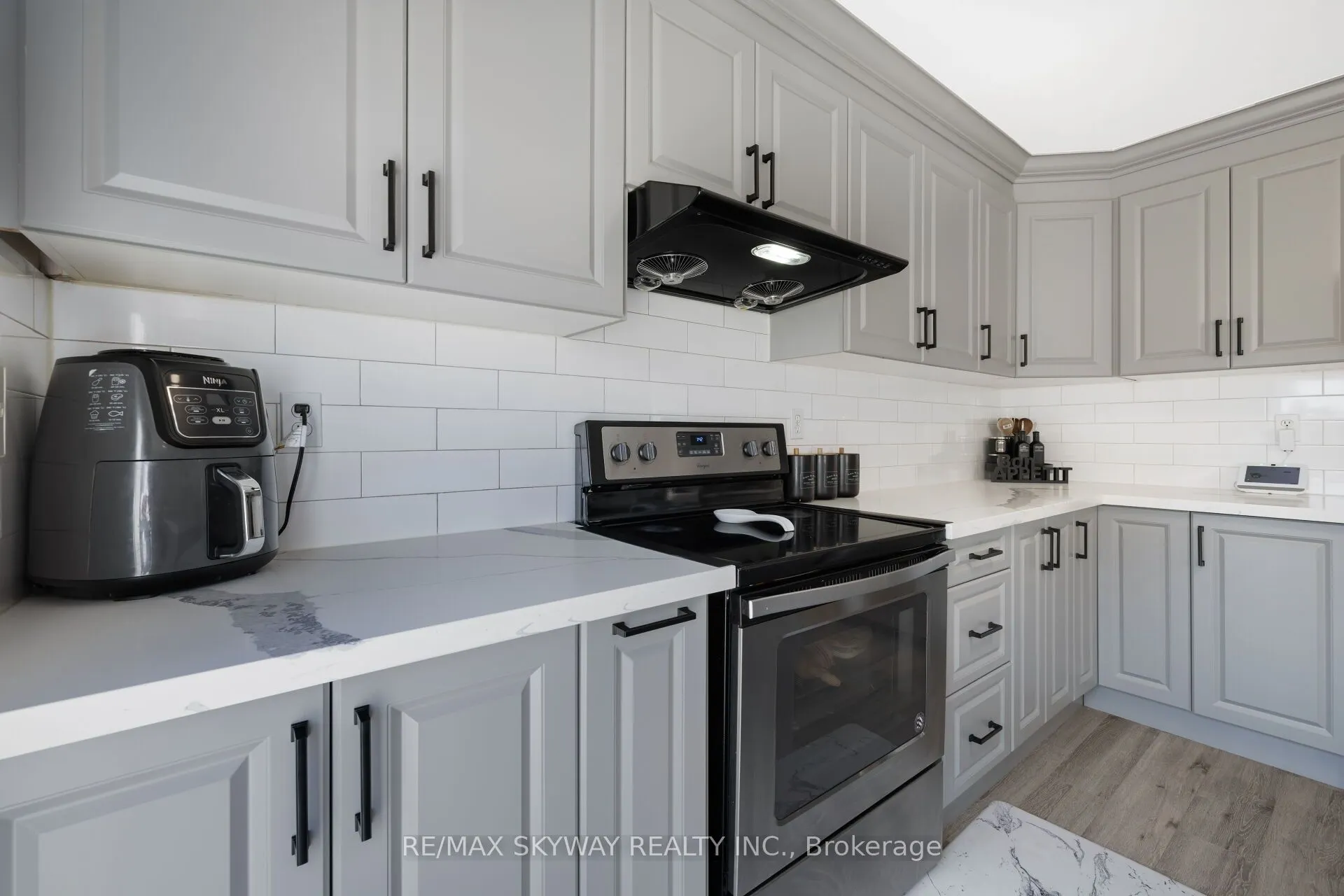 1570 Cartwright Crescent
