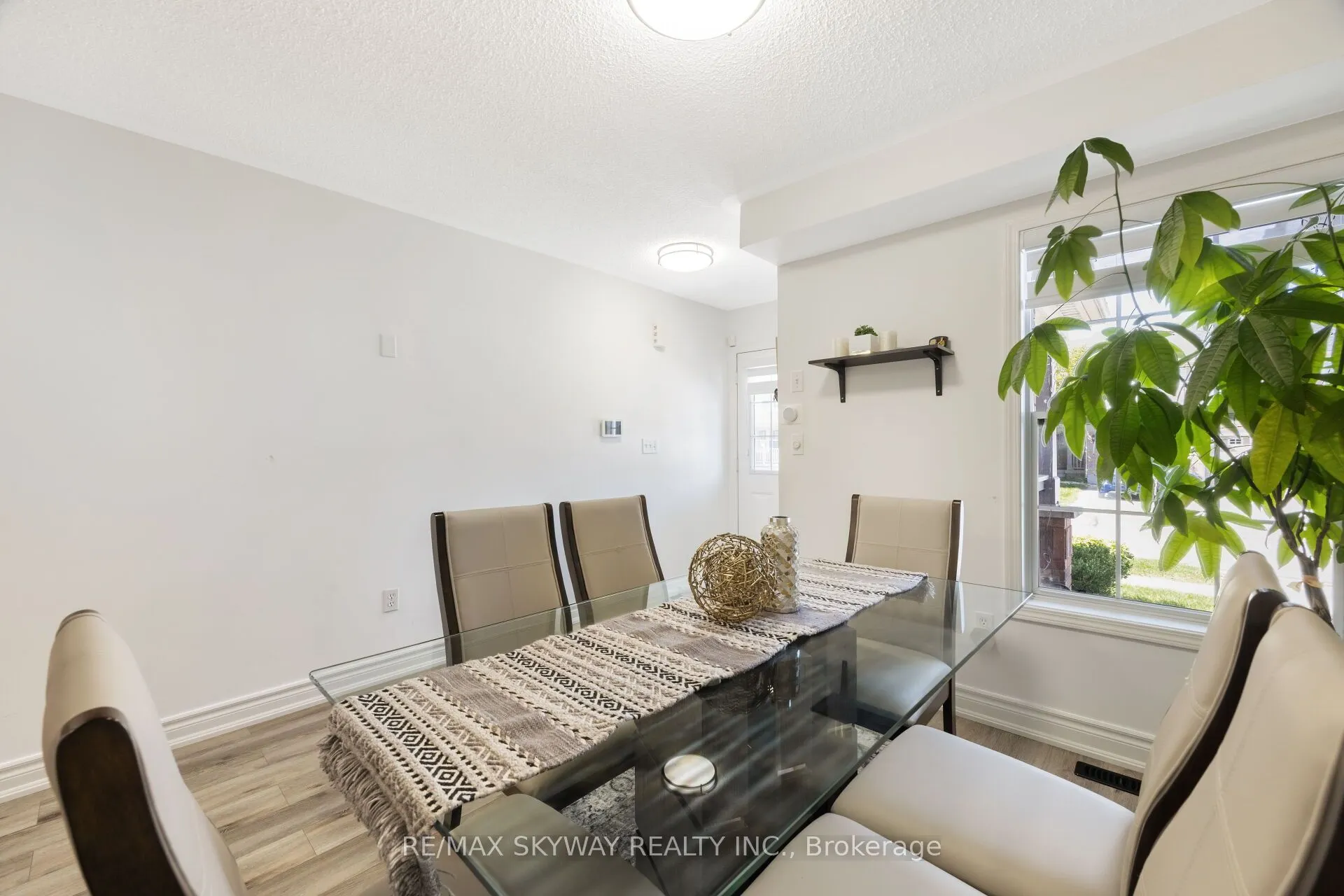 1570 Cartwright Crescent