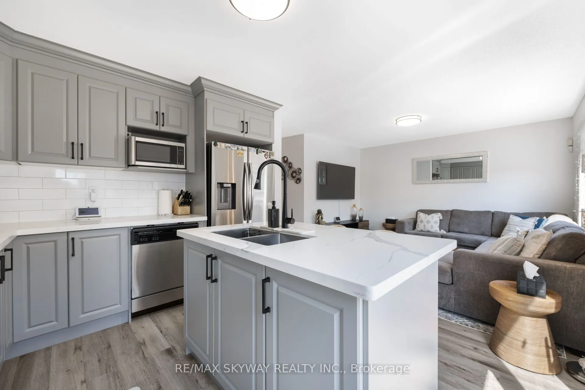 1570 Cartwright Crescent