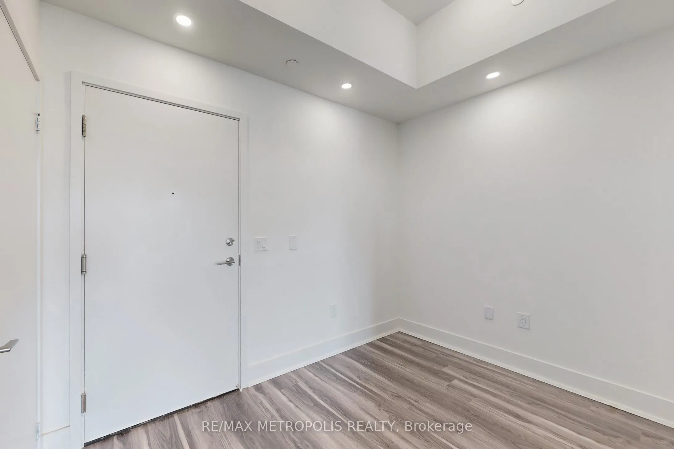 859 The Queensway, #819