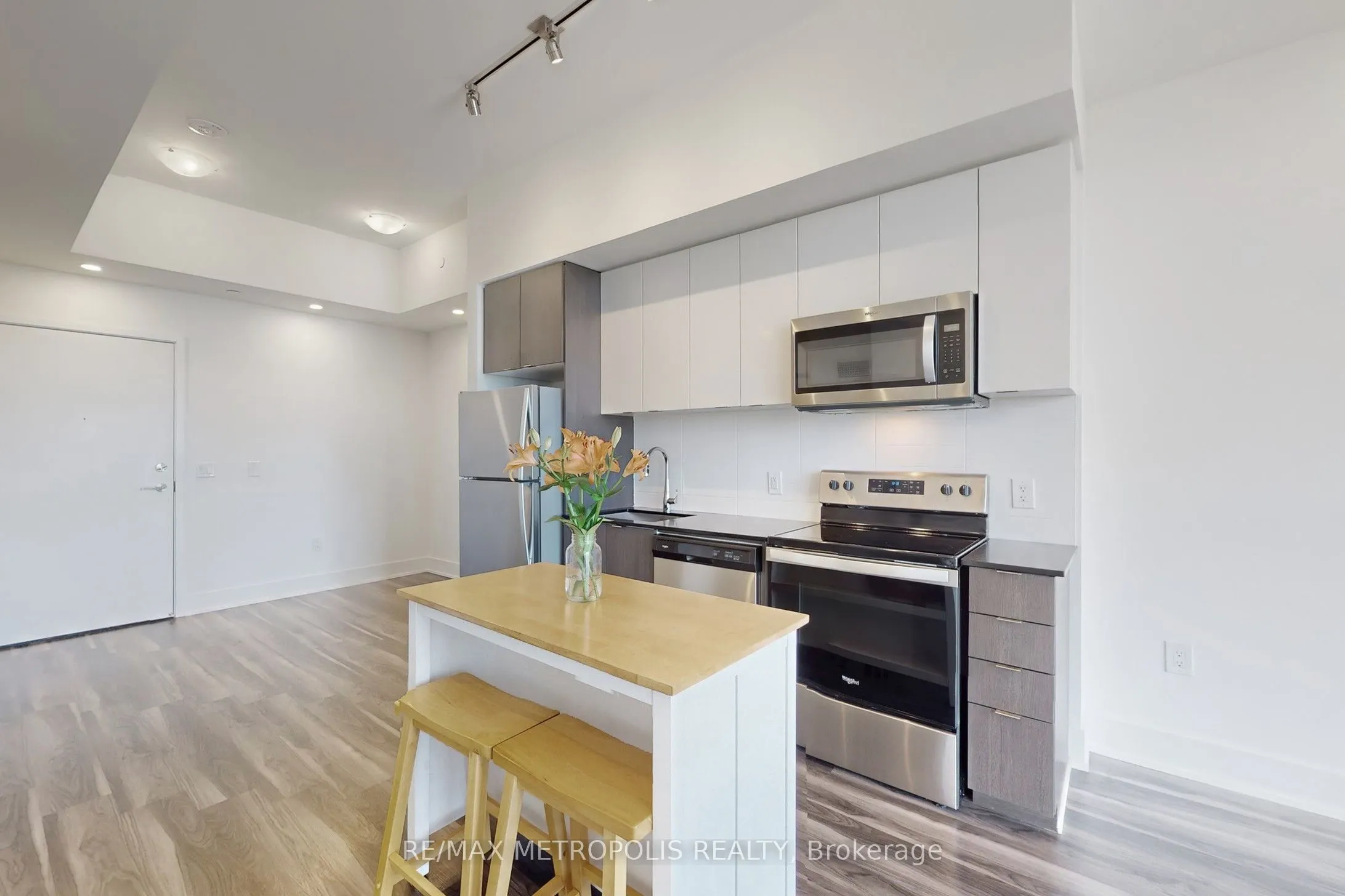 859 The Queensway, #819