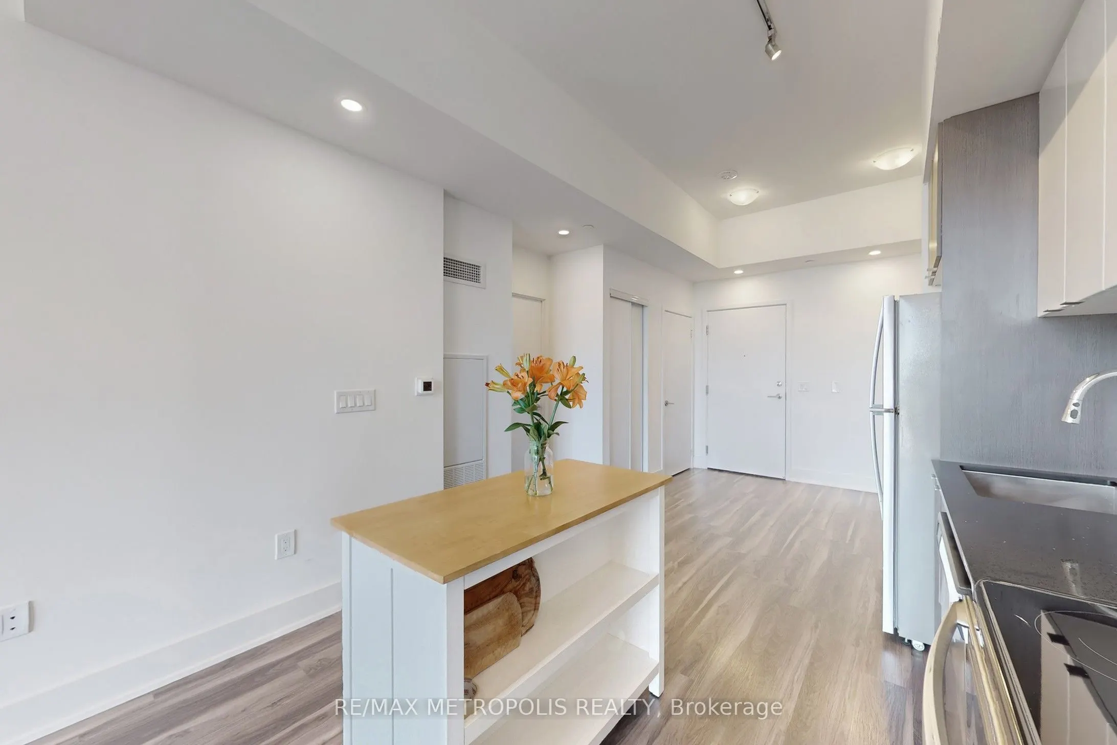 859 The Queensway, #819