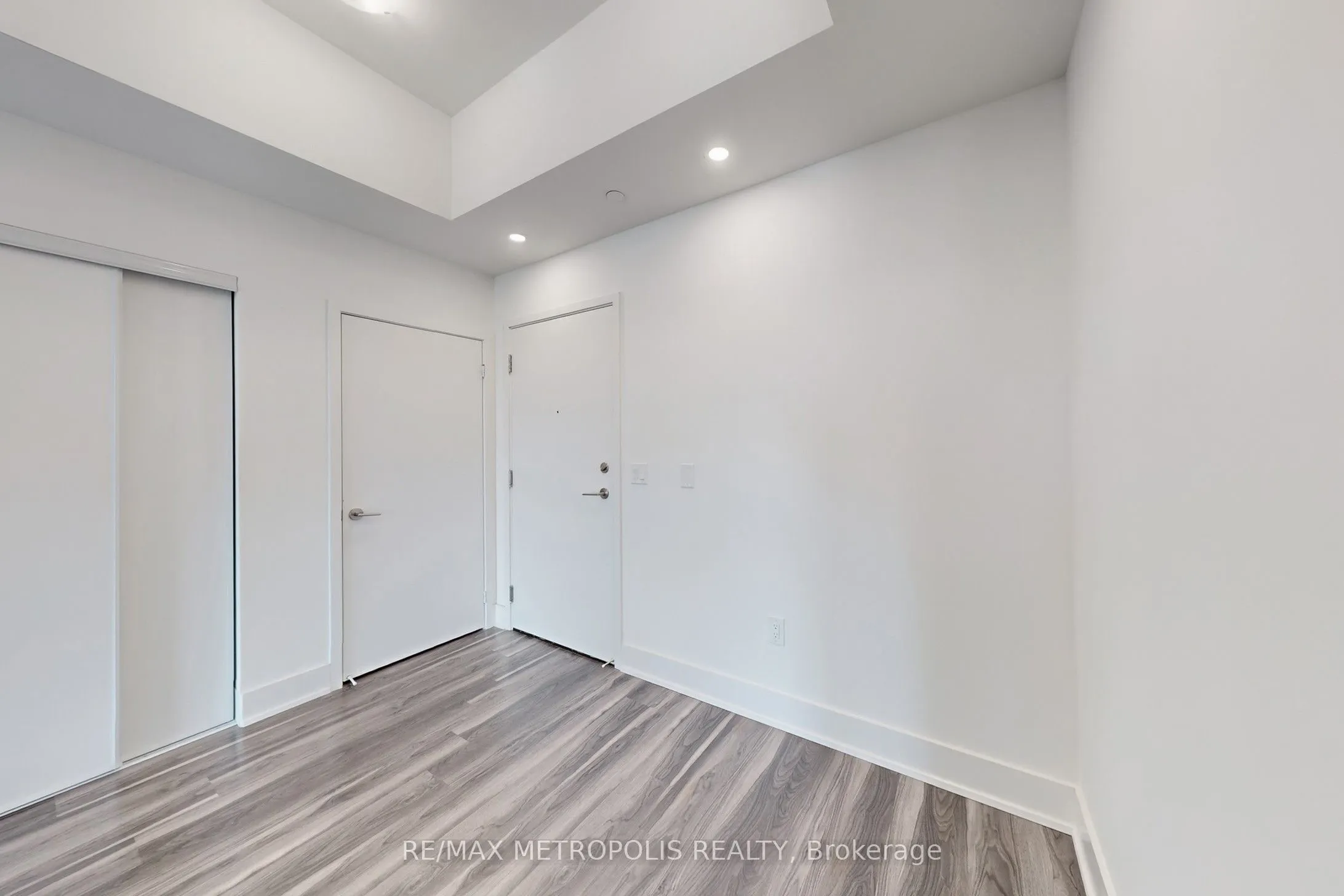 859 The Queensway, #819