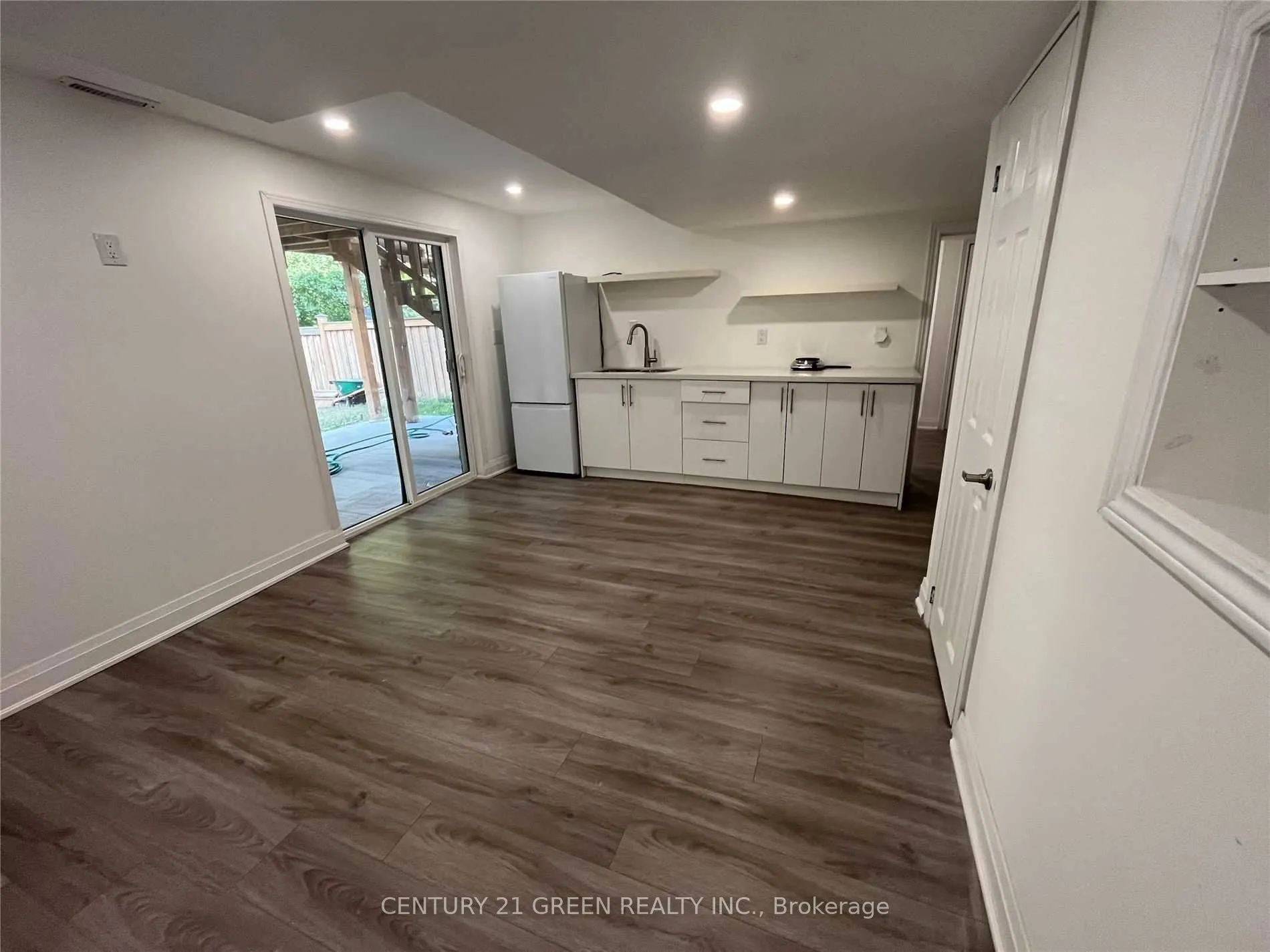 1210 Fox Crescent, #Lower