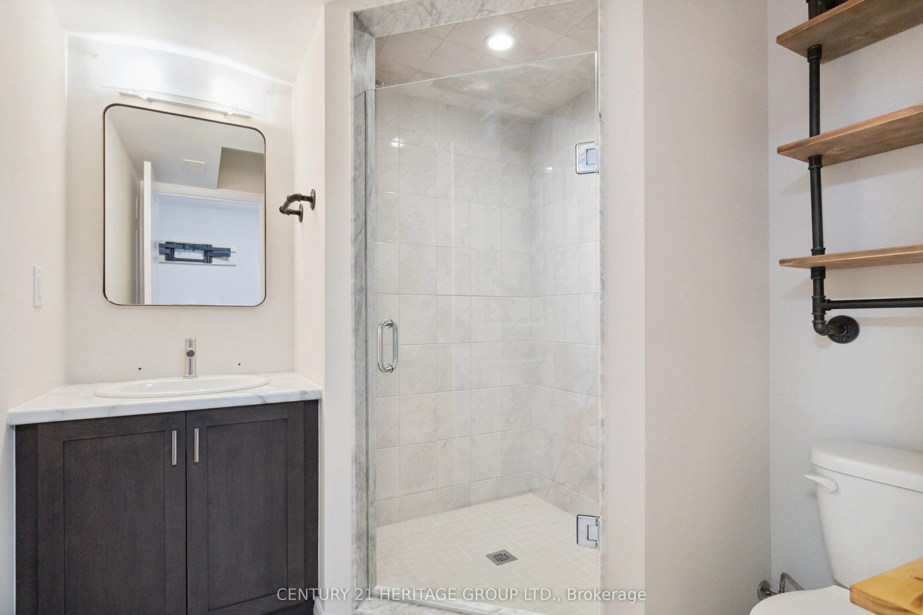 445 Ontario Street S, #114