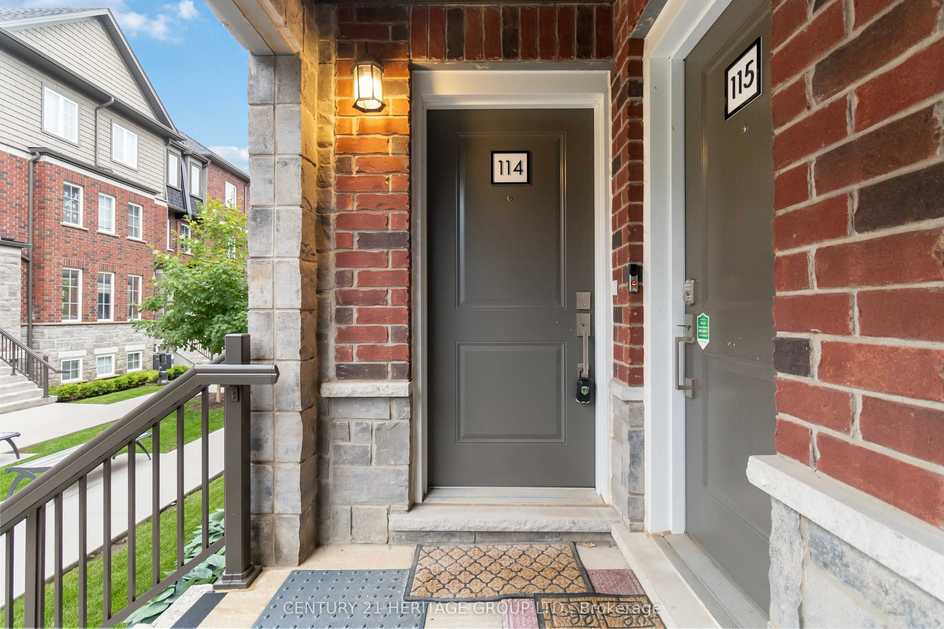 445 Ontario Street S, #114