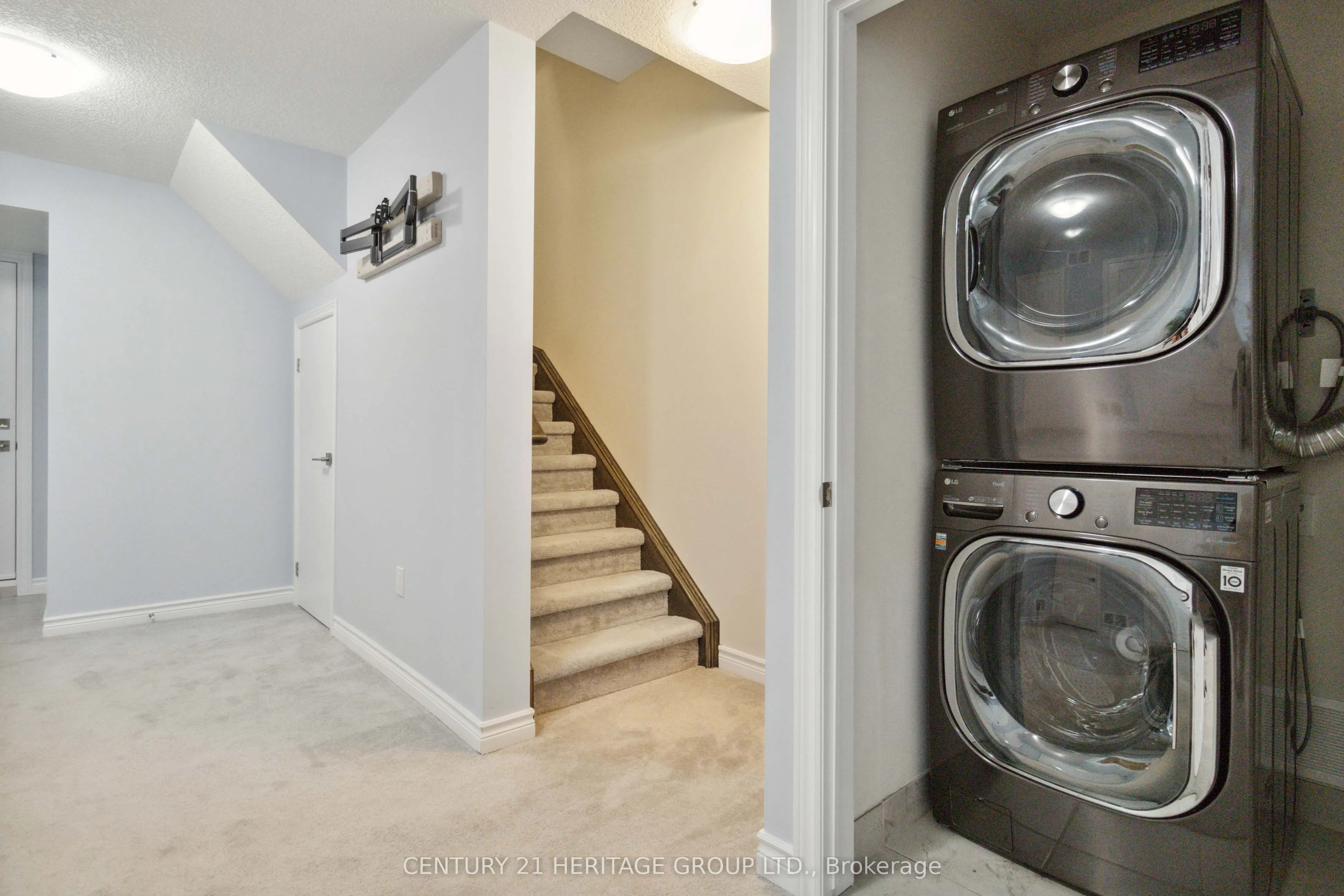 445 Ontario Street S, #114